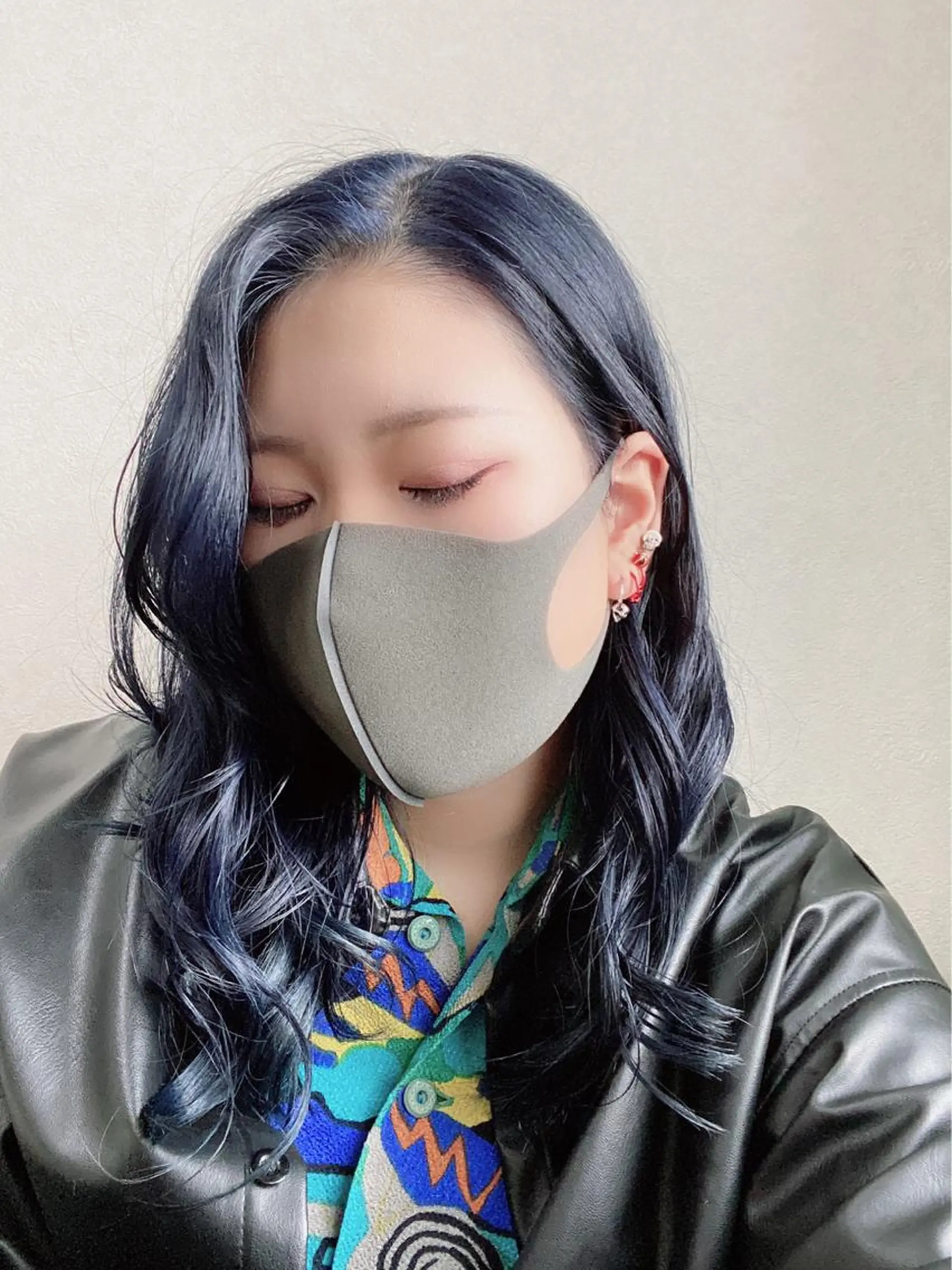 セミロング 十文字 玲音のヘアスタイル