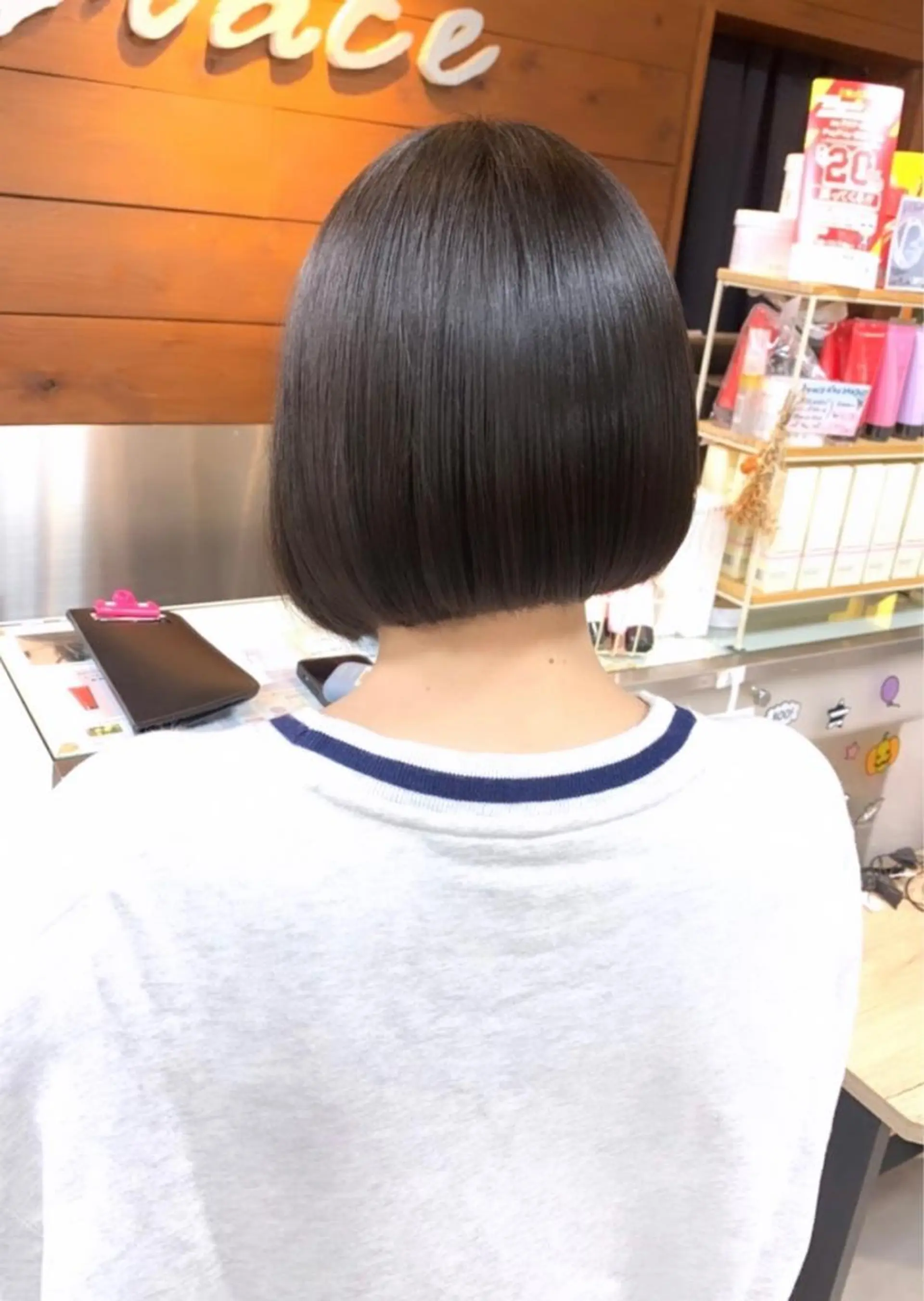 ショート 切りっぱなしボブ ボブ ヘアカラー 🫧艶髪カラー🫧 森本くるみのヘアスタイル