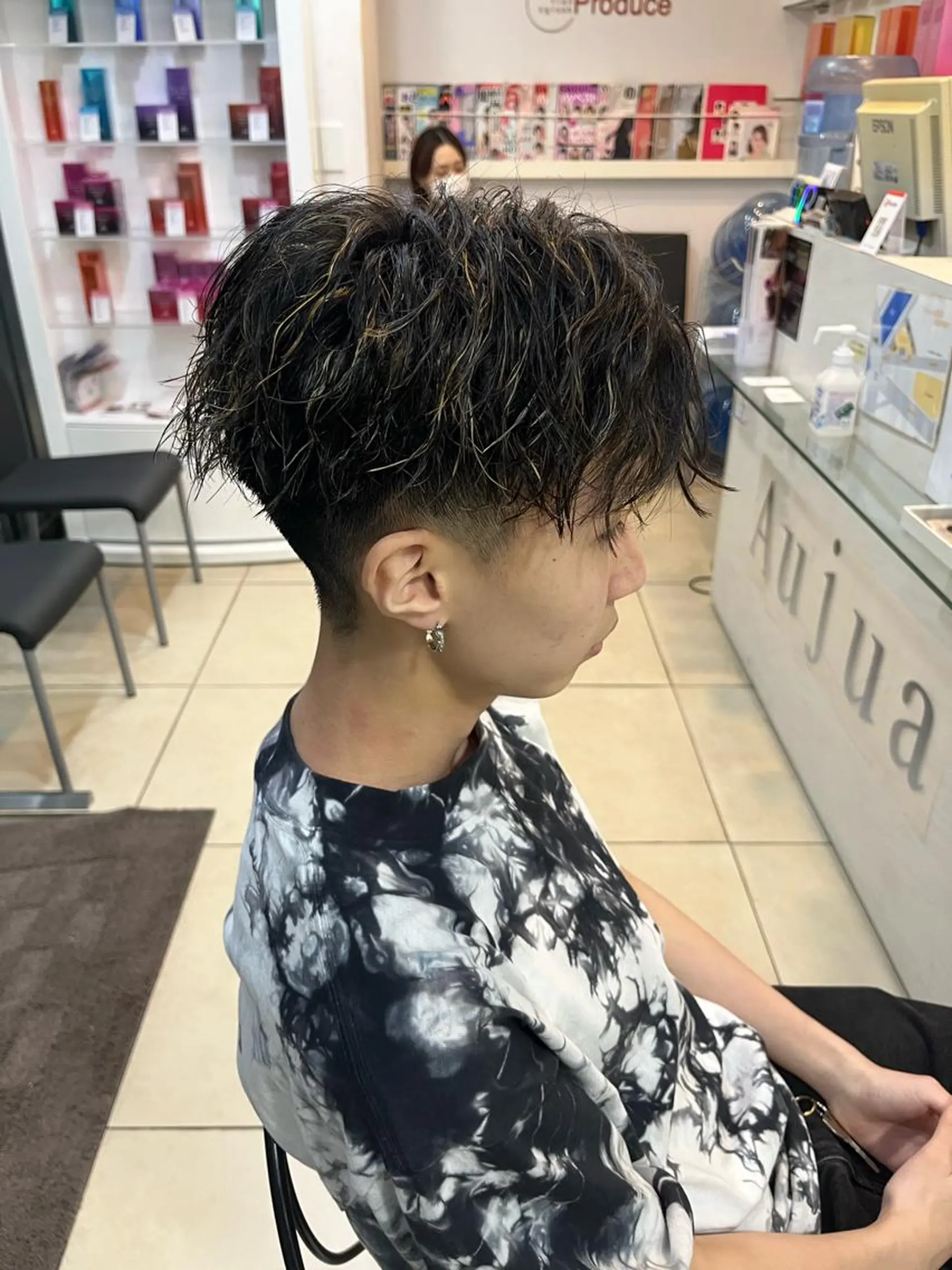 ショート カラー パーマ メンズ センターパート メンズハイライト メンズパーマ ツイストスパイラルパーマ ハイライトカラー カット ヘアカラー パーマ カルマ・ニュアンス パーマ　須田龍世のヘアスタイル