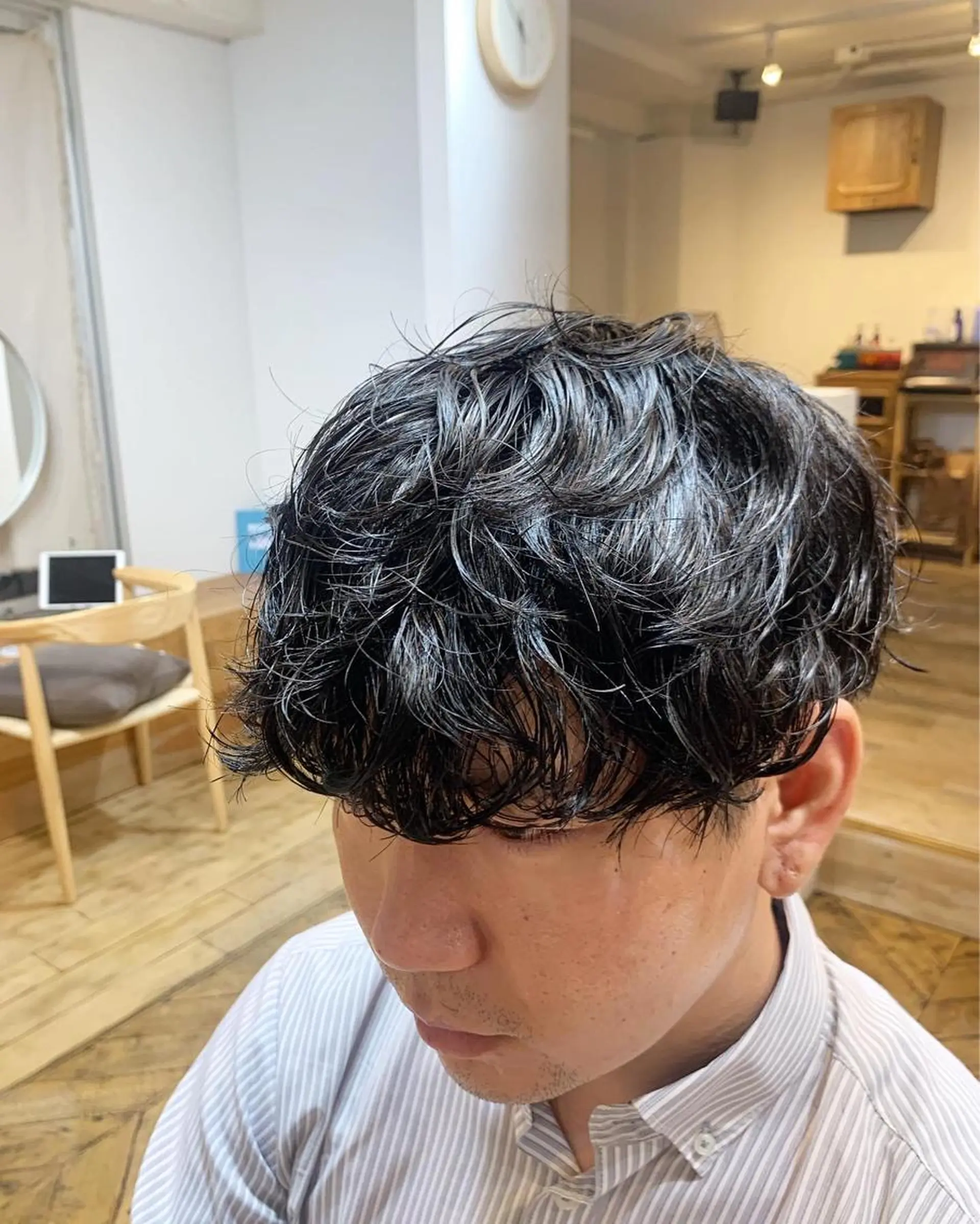 ミディアム パーマ メンズ ミディアムパーマ メンズブリーチ センターパート フェードカット メンズハイライト カット パーマ ヘアセット メンズStylist 山根慧のヘアスタイル