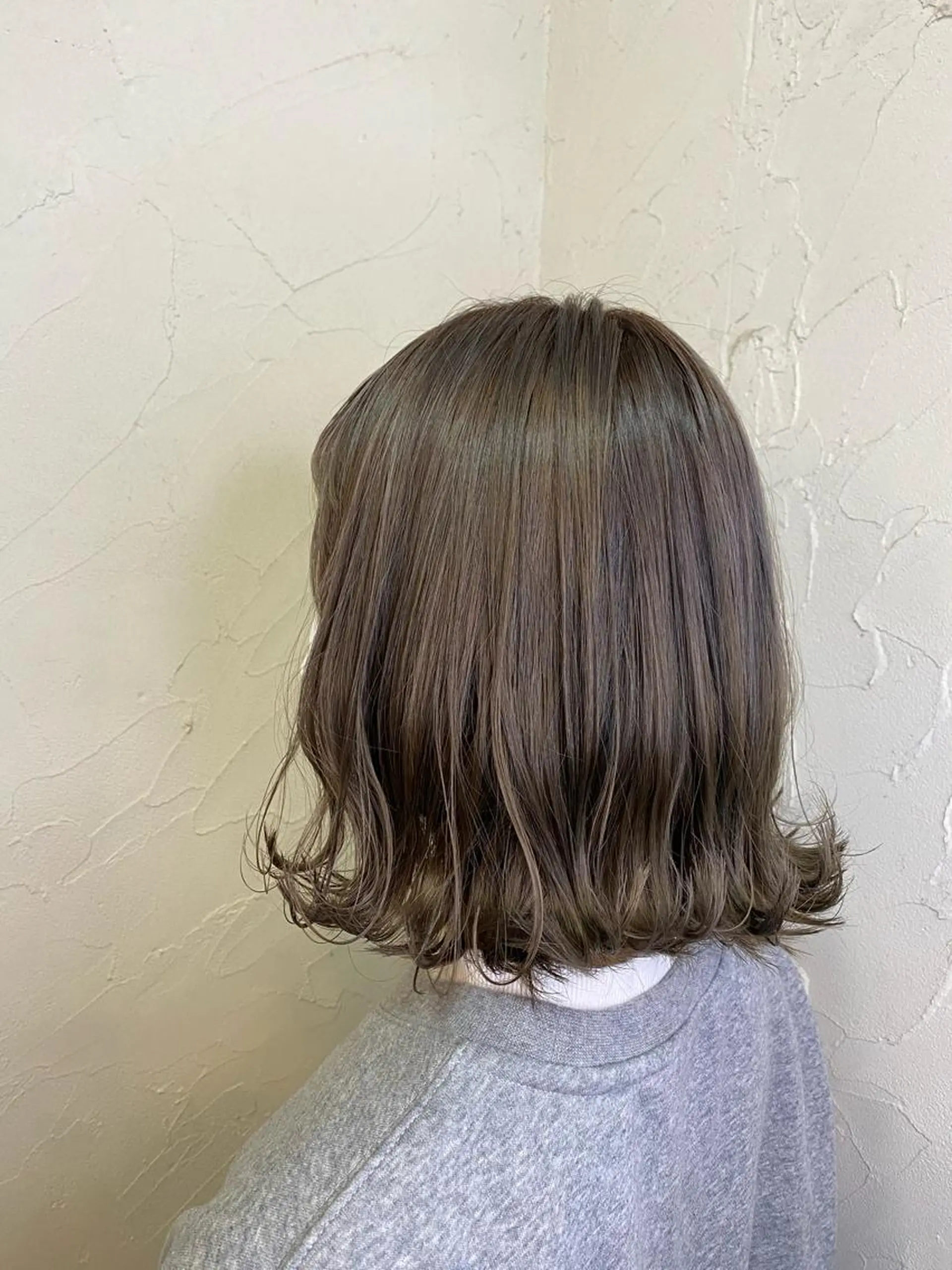 ミディアム カラー グレージュ 外ハネヘア カット ヘアカラー 🍇おぐら めぐみ🍇のヘアスタイル