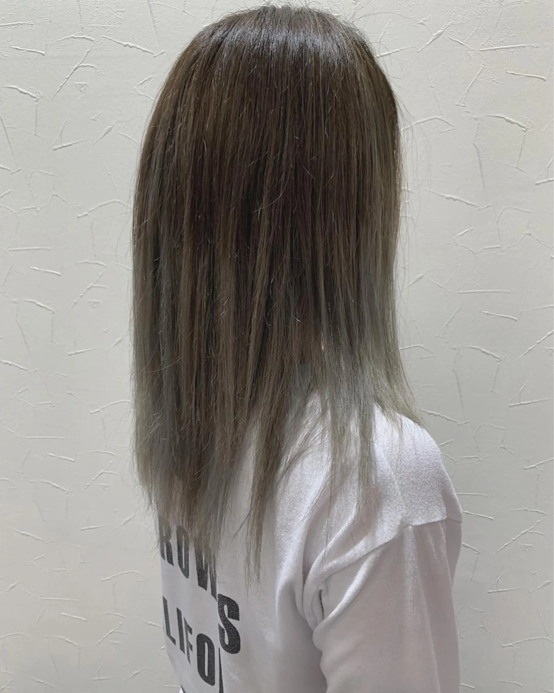 セミロング カラー グラデーションカラー シルバー 似合わせ提案 将真のヘアスタイル