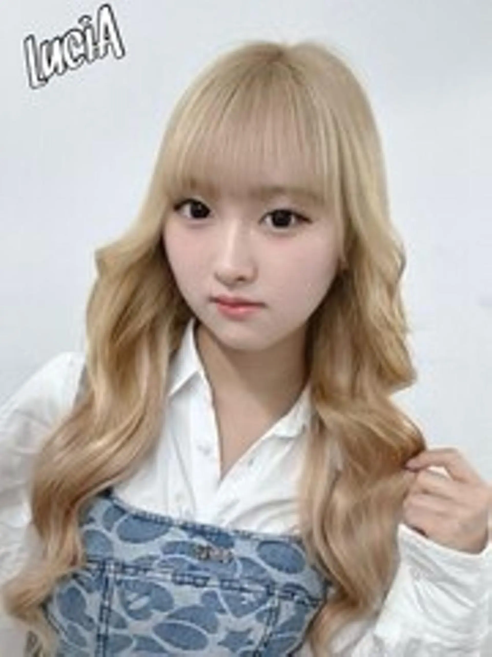 カラー ヘアアレンジ ロング シールエクステ 黒髪 ブリーチ ダブルカラー ハイトーンカラー LuciAエクステ カラー2500セラのヘアスタイル