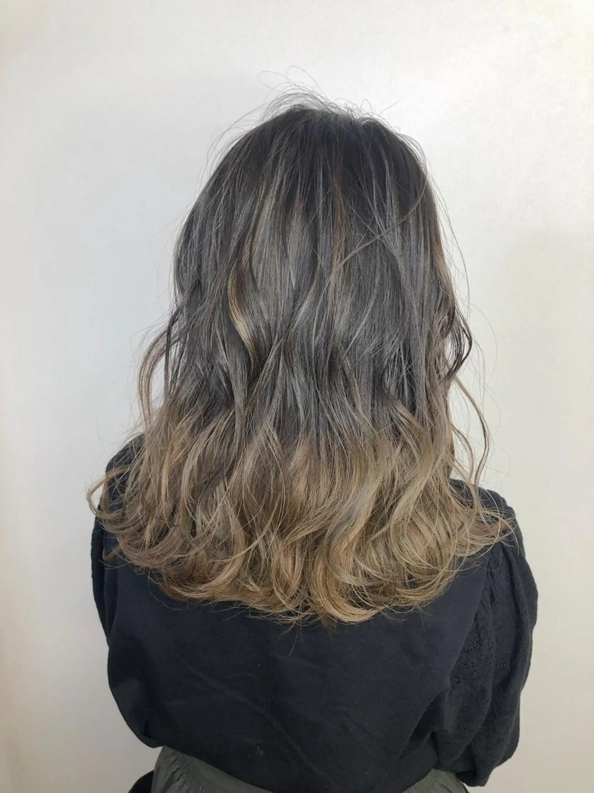 ロング ハイライト カット ヘアカラー a .のヘアスタイル