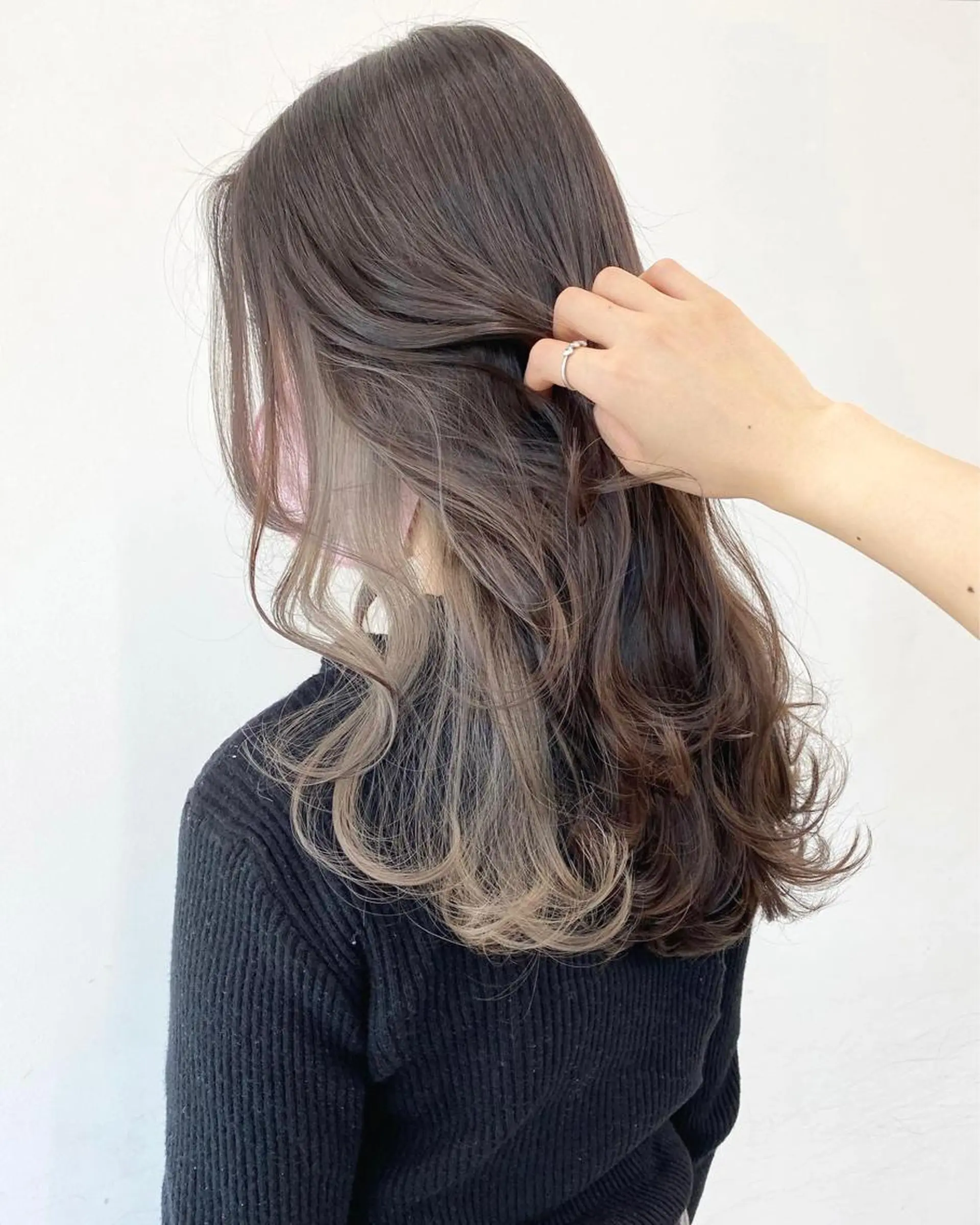 セミロング カラー ヘアアレンジ ブリーチ イヤリングカラー シルバー ホワイトシルバー ヘアカラー トリートメント 🦄インナーカラー 🦄貫井彩花のヘアスタイル