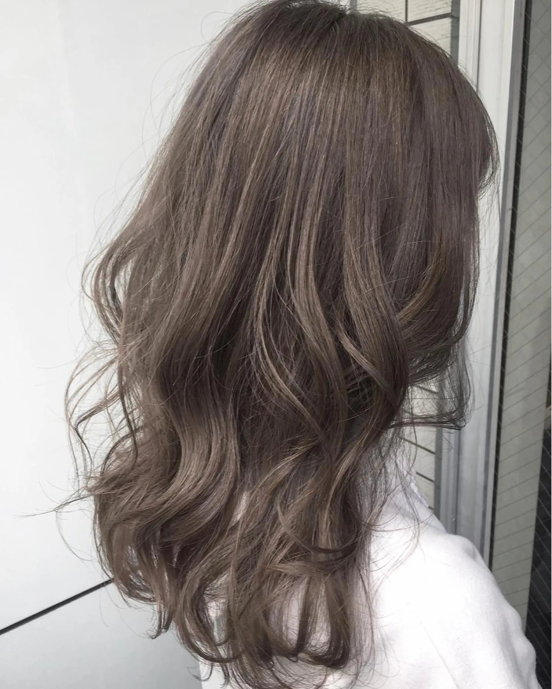 セミロング カラー ブリーチ グレージュ シルバー シルバーグレージュ Salon de MiLK所属・露木 啓介のヘアスタイル