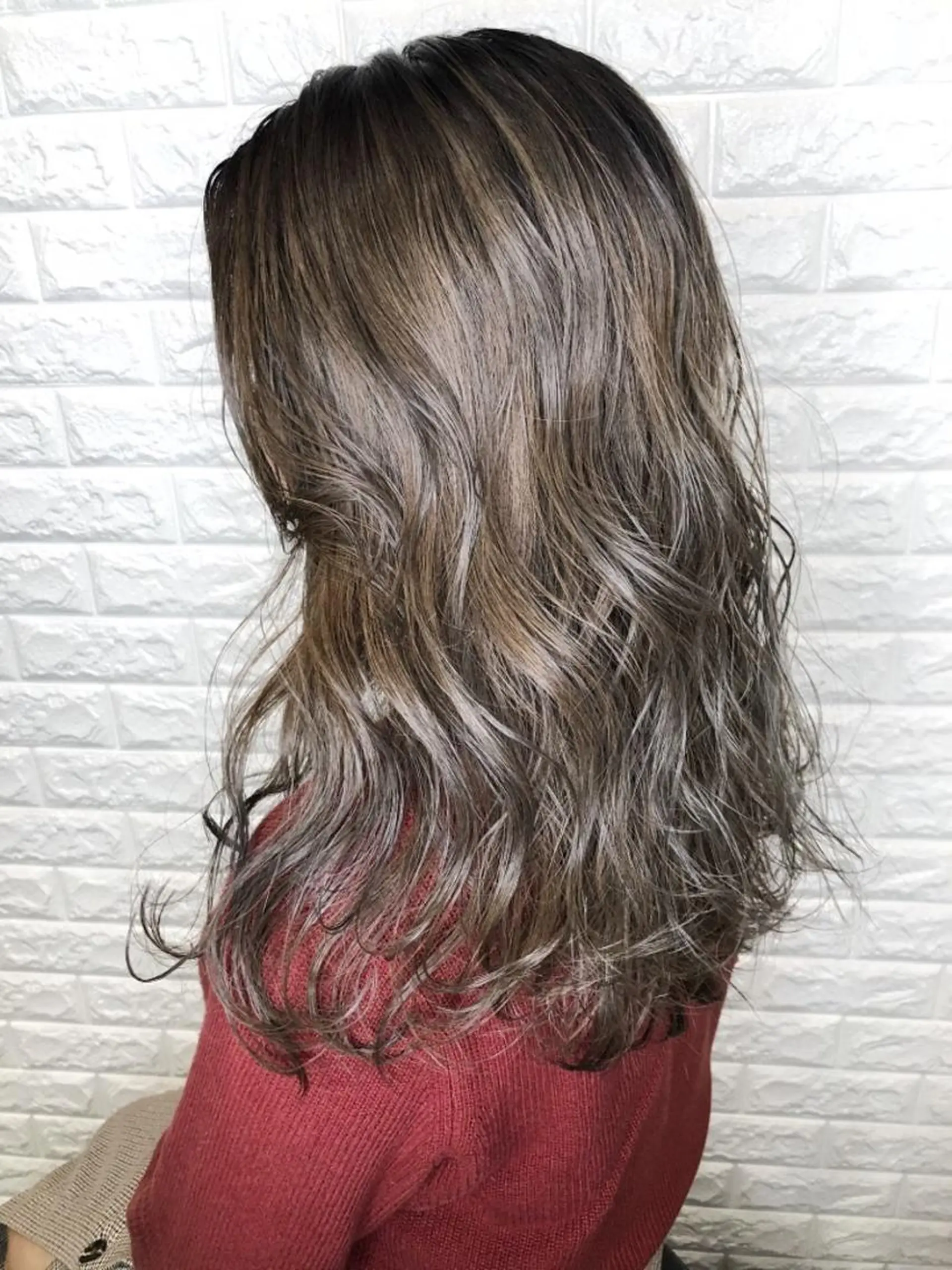 セミロング カラー グラデーションカラー グレージュ 西本 夏美のヘアスタイル