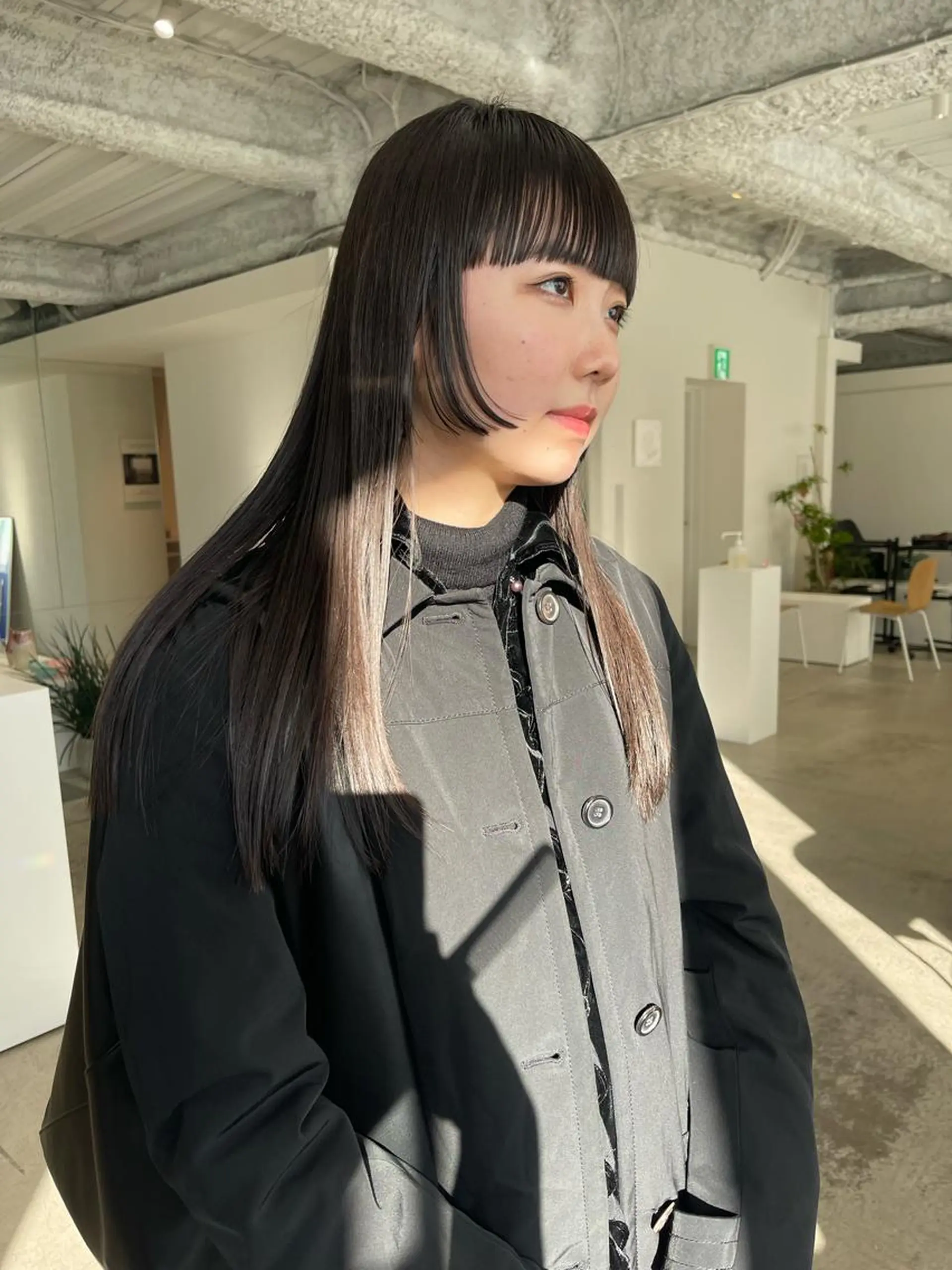 セミロング oma　袮次金 鈴香のヘアスタイル