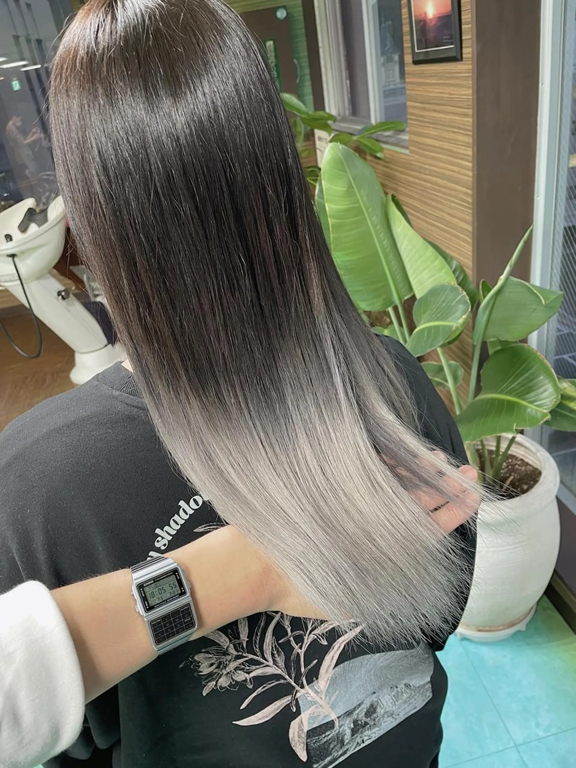 セミロング カラー ブリーチ グラデーションカラー グレージュ シルバー シルバーグレージュ ヘアカラー 土居 正季のヘアスタイル