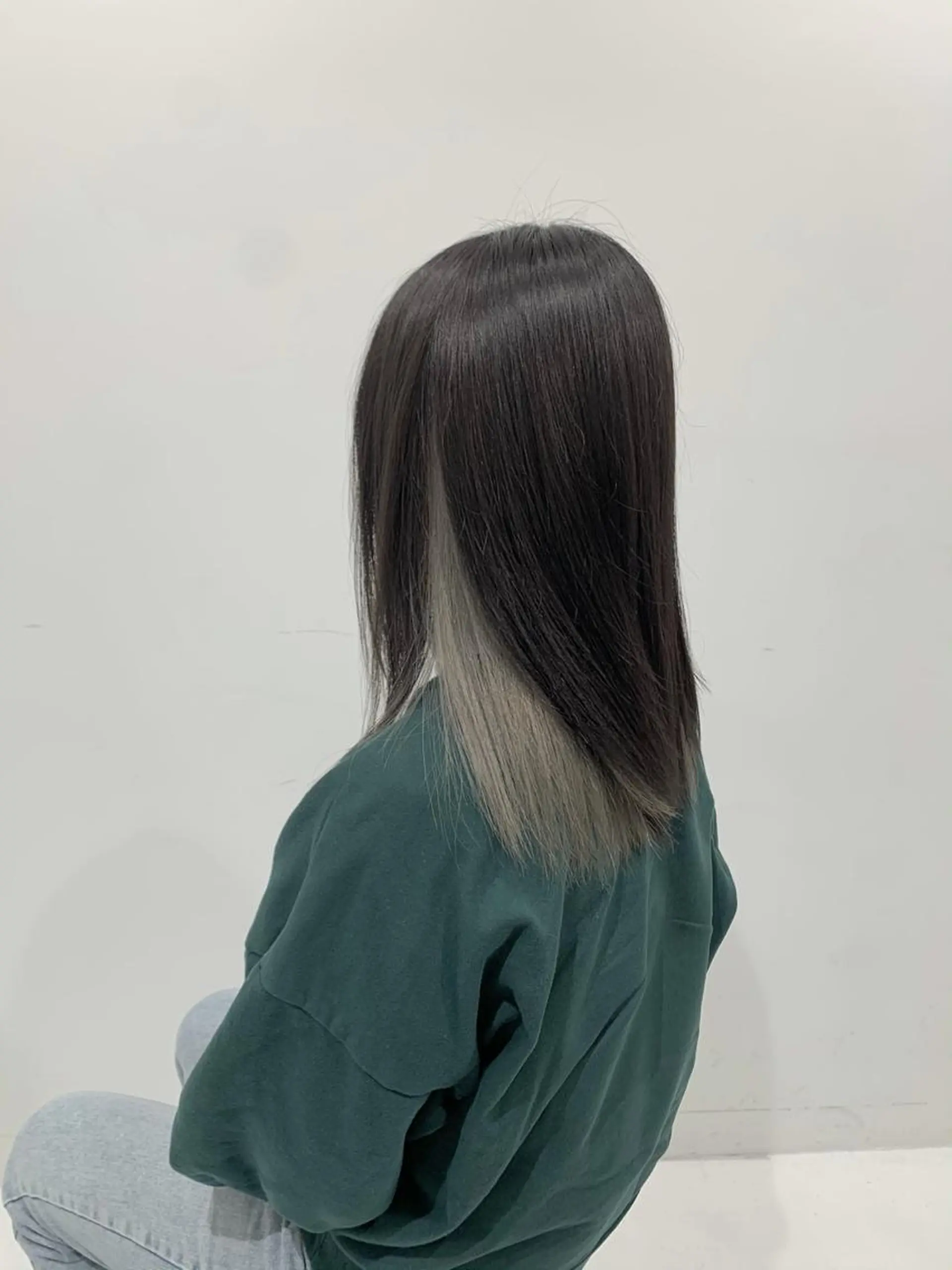 セミロング カラー シルバー ホワイトシルバー TAKUMI .のヘアスタイル