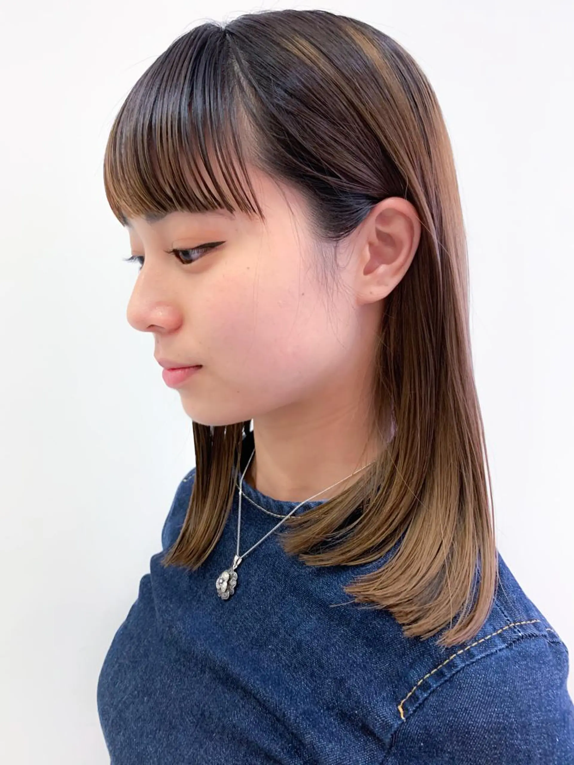 ミディアム カラー パーマ ミディアムパーマ アッシュ ブリーチ ケアブリーチ 透明感カラー モリシュンスケ /レイヤー/髪質改善のヘアスタイル