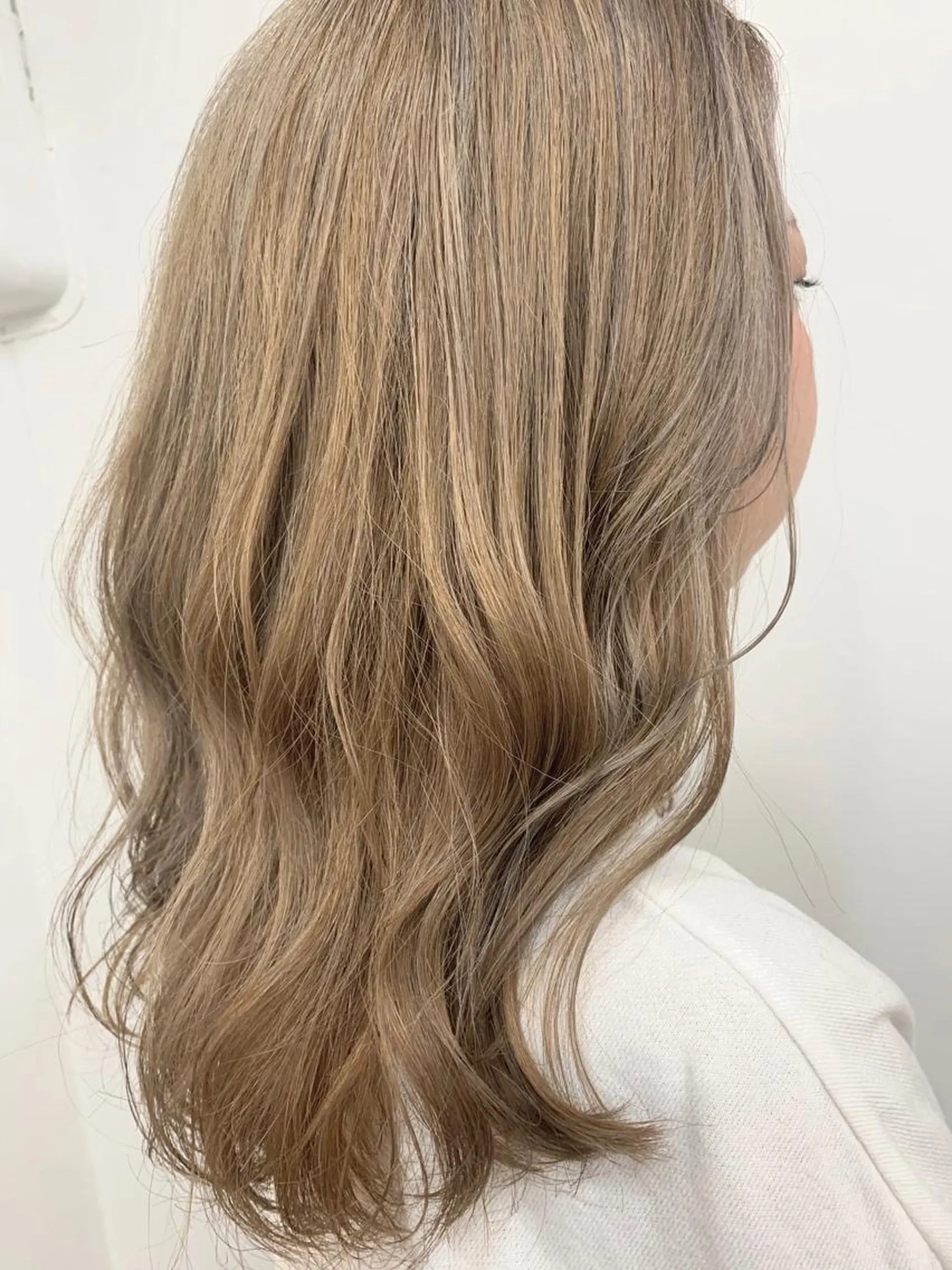 ロング カラー ベージュカラー シアーベージュ ヘアカラー トリートメント chama レイヤーカットのヘアスタイル