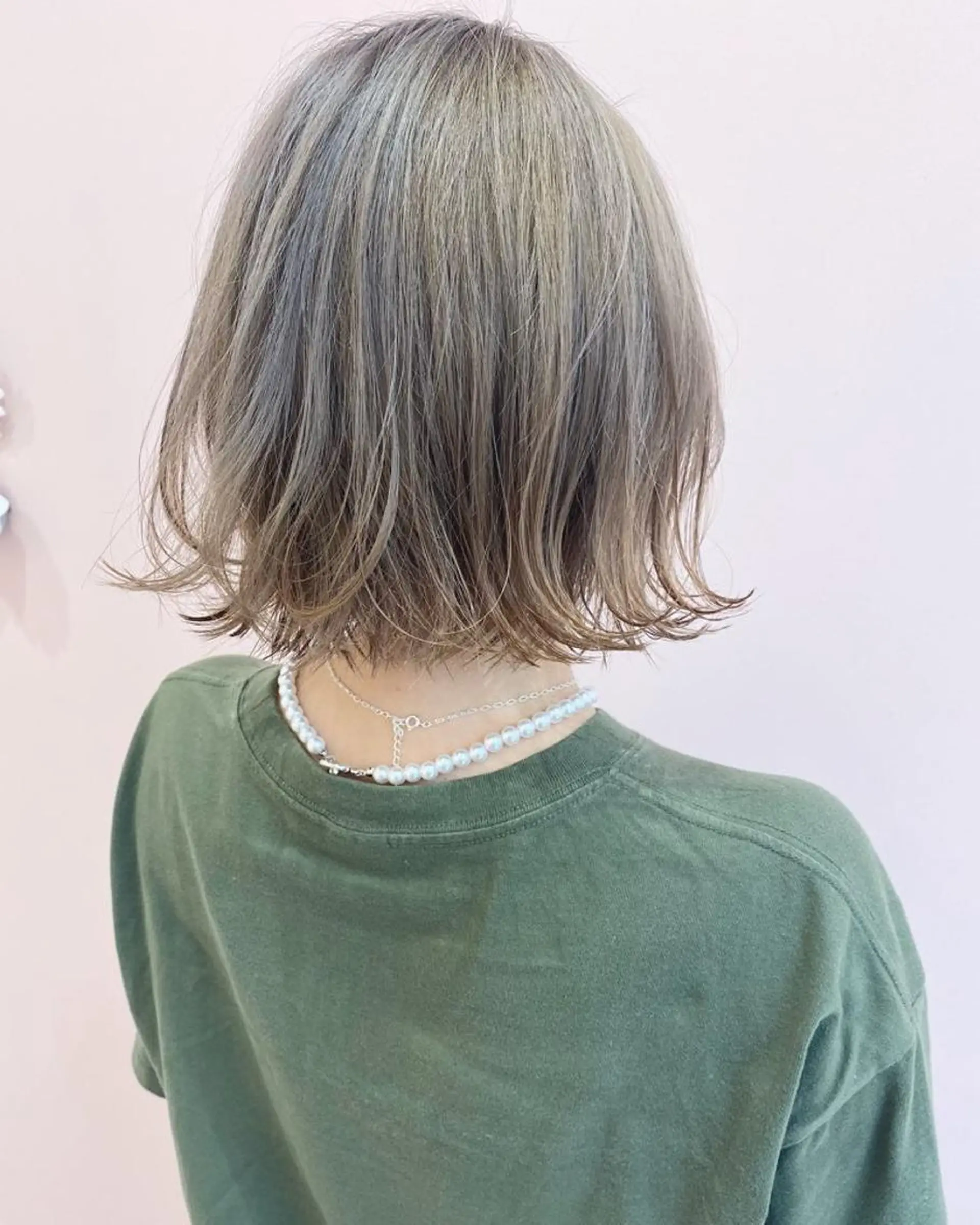 ショート カラー グレージュ シルバー シルバーグレージュ 西本 夏美のヘアスタイル