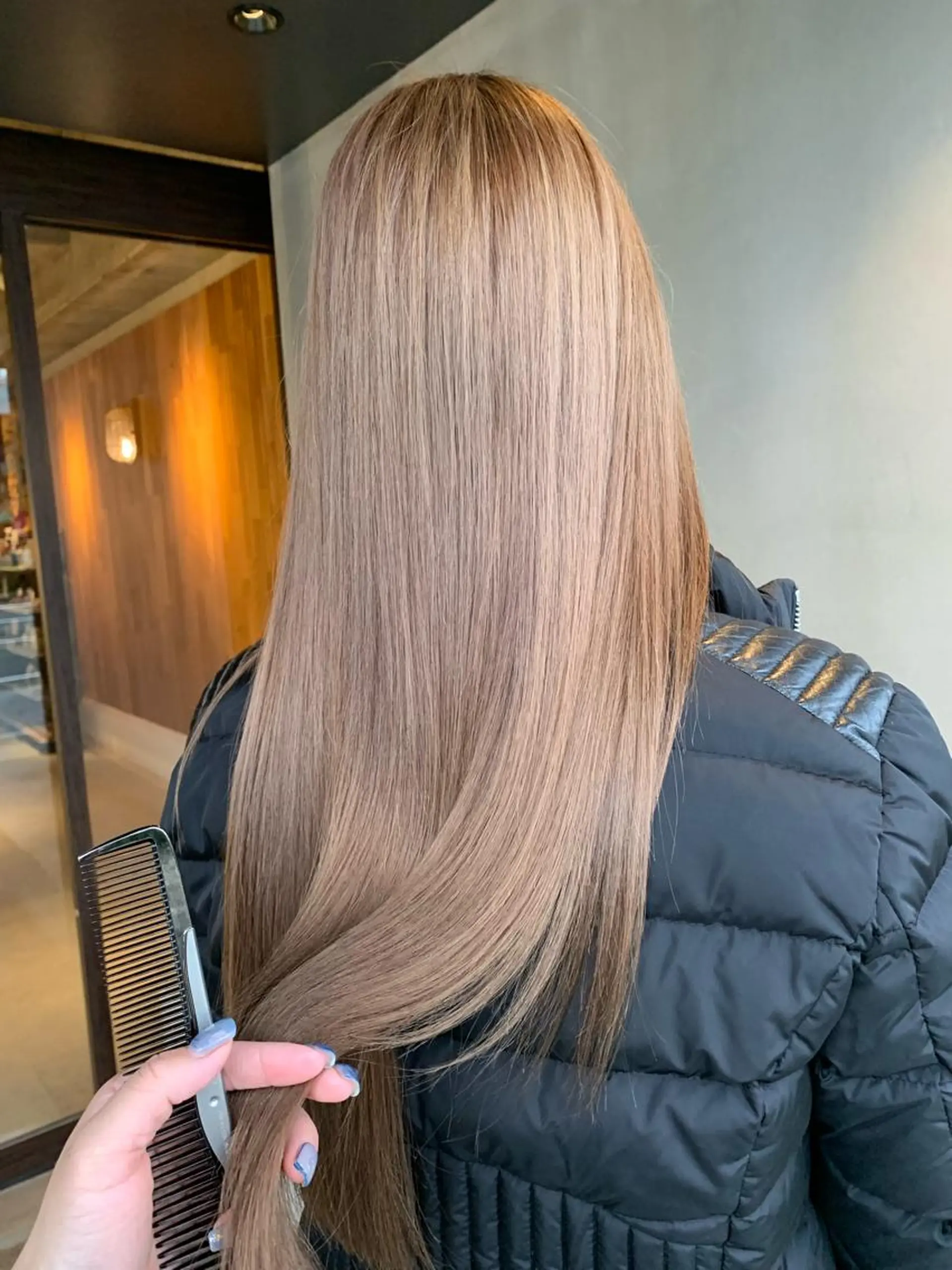 ロング カラー ブロンド ヘアカラー 福崎 真奈のヘアスタイル