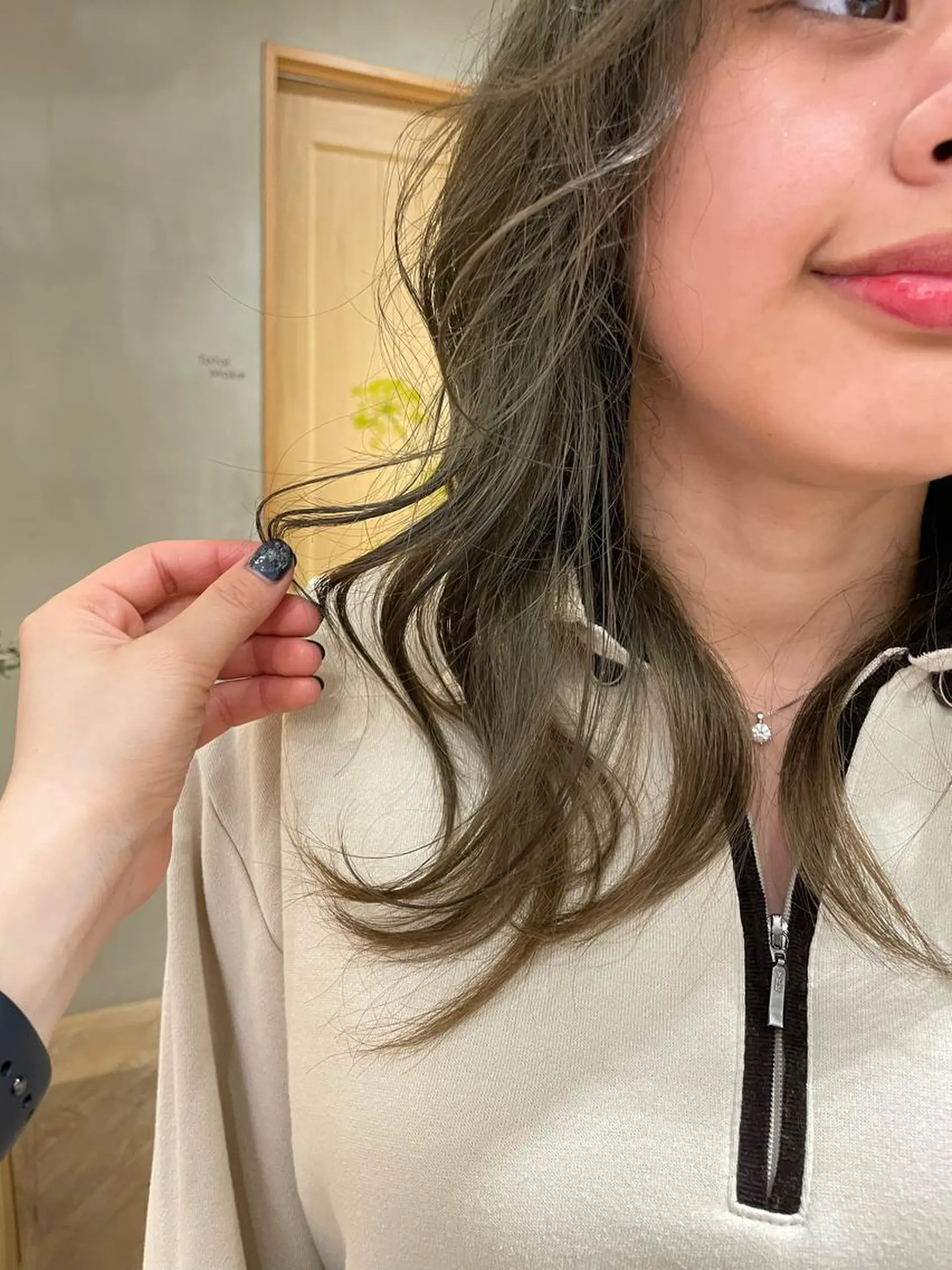 ロング カラー ベージュカラー オリーブベージュ LOREN/ miuのヘアスタイル