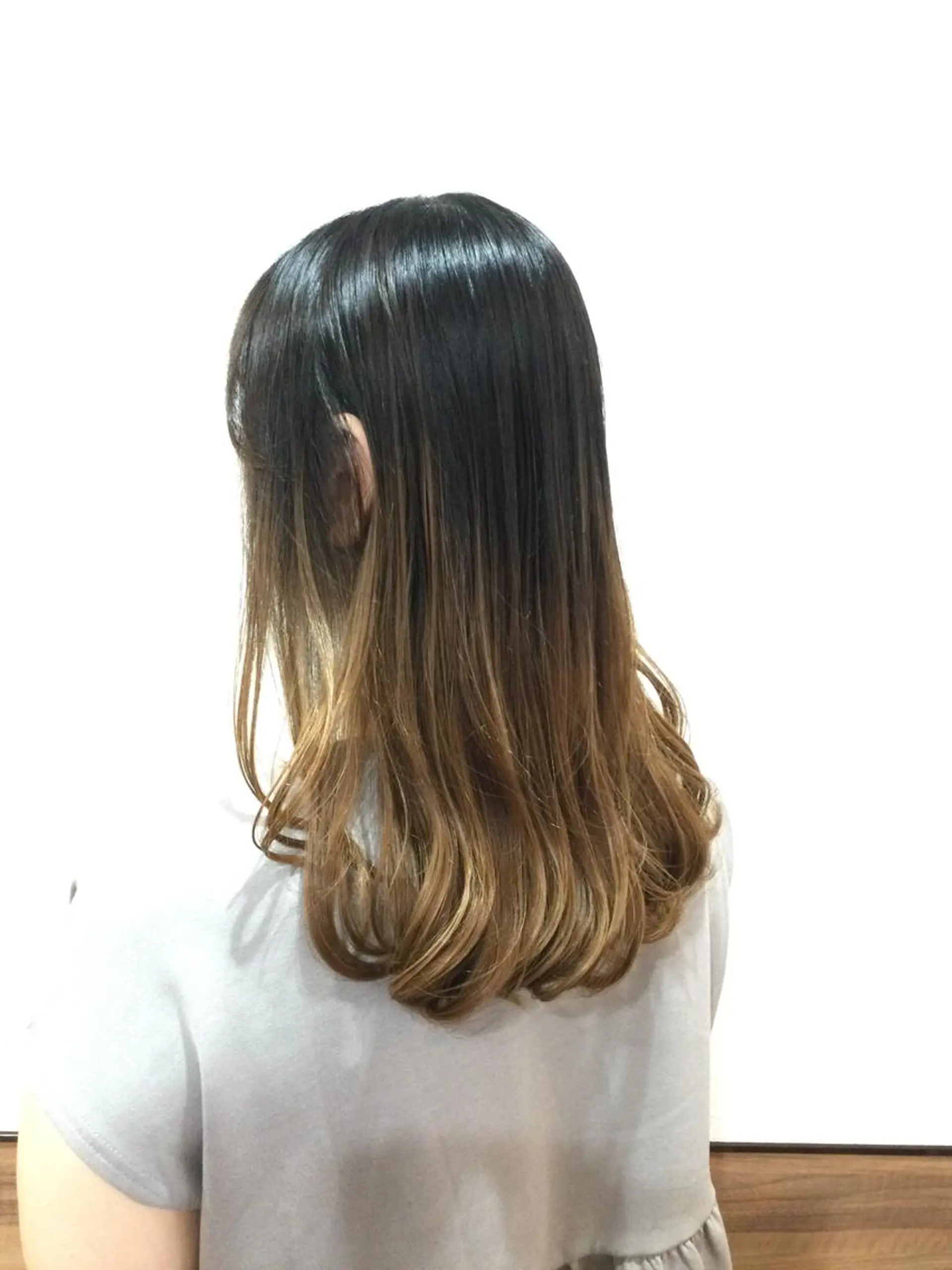 セミロング カラー グラデーションカラー ハイトーンカラー カット ヘアカラー トリートメント Annon プライベートサロンのヘアスタイル