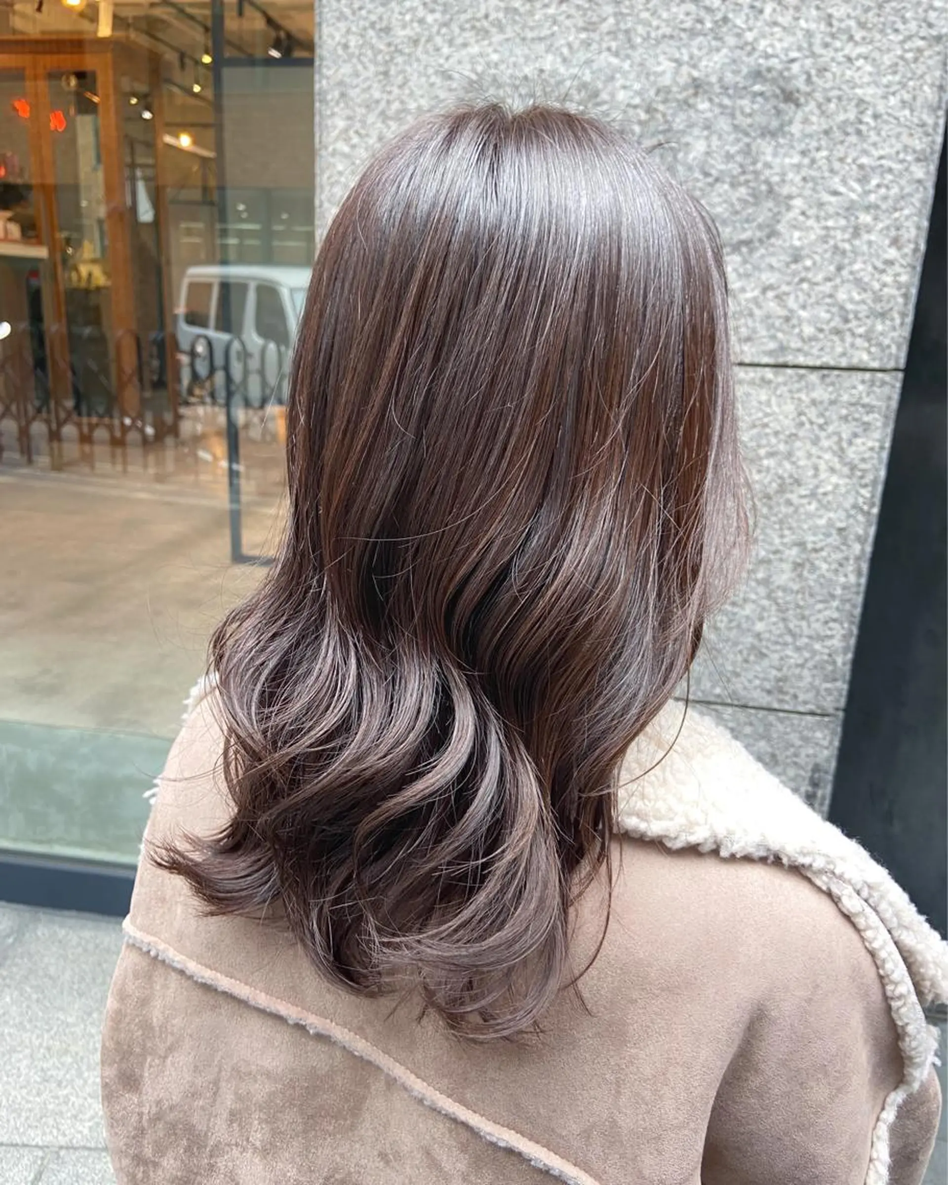 ロング カラー ブリーチ 透明感カラー グレージュ ラベンダーカラー ラベンダーグレージュ ノイシキ サキのヘアスタイル