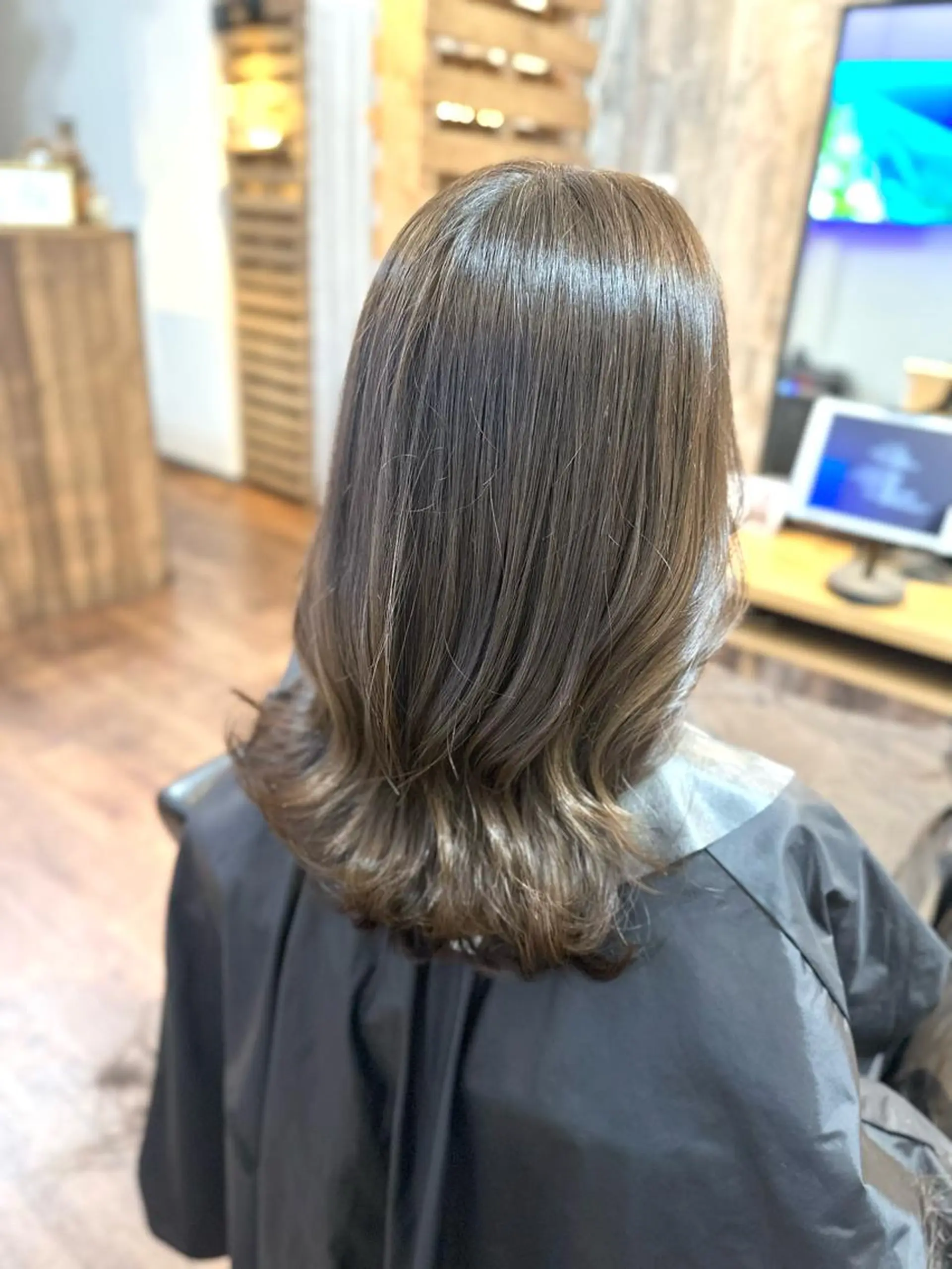 ミディアム カラー アッシュ アッシュブラウン ブラウンカラー カット ヘアカラー Lizir  ルズィール所属・Luzir⭐︎ GEN⭐︎のヘアスタイル