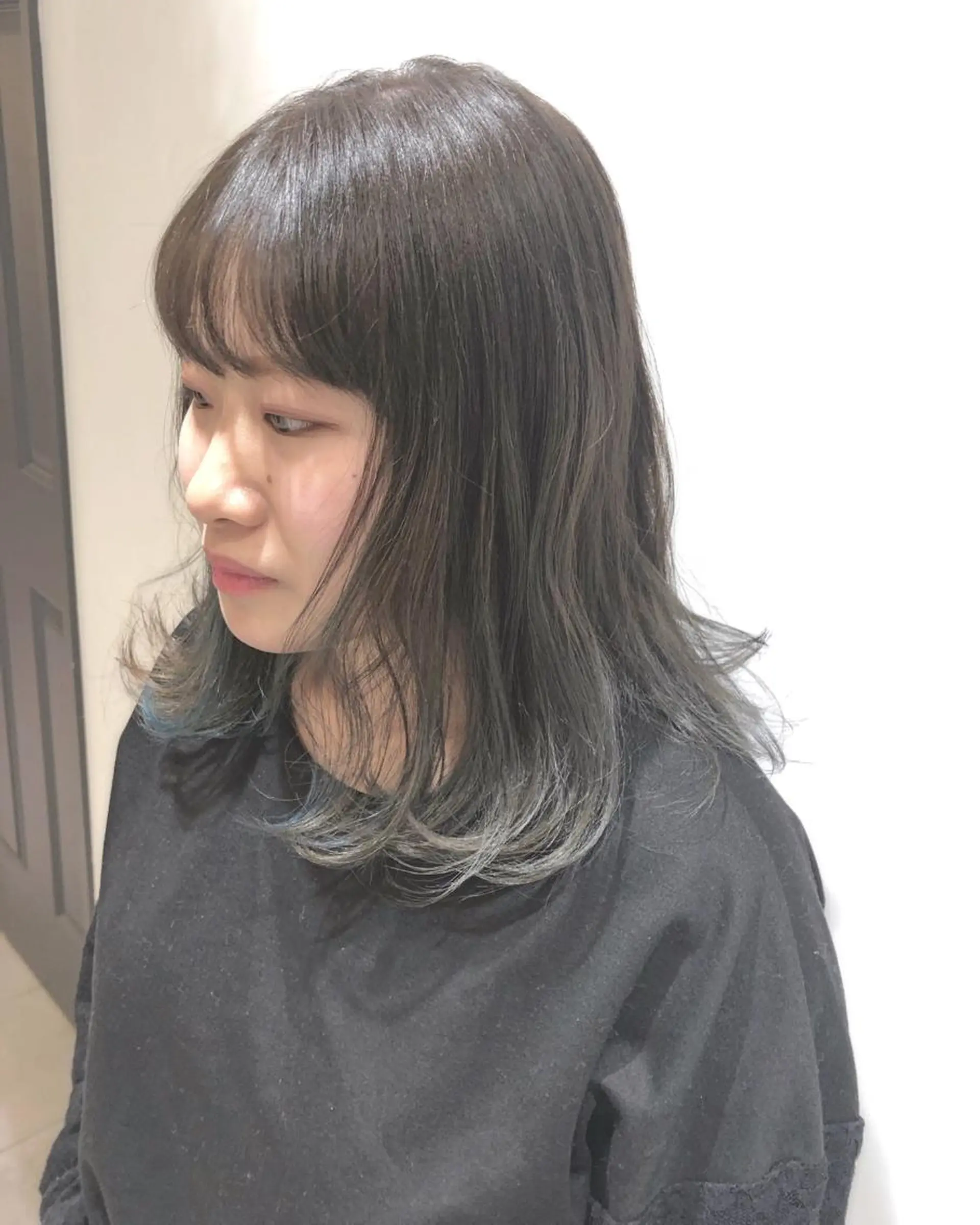 セミロング カラー ブルーカラー カット ヘアカラー 縮毛矯正 トリートメント 江原 彩華のヘアスタイル