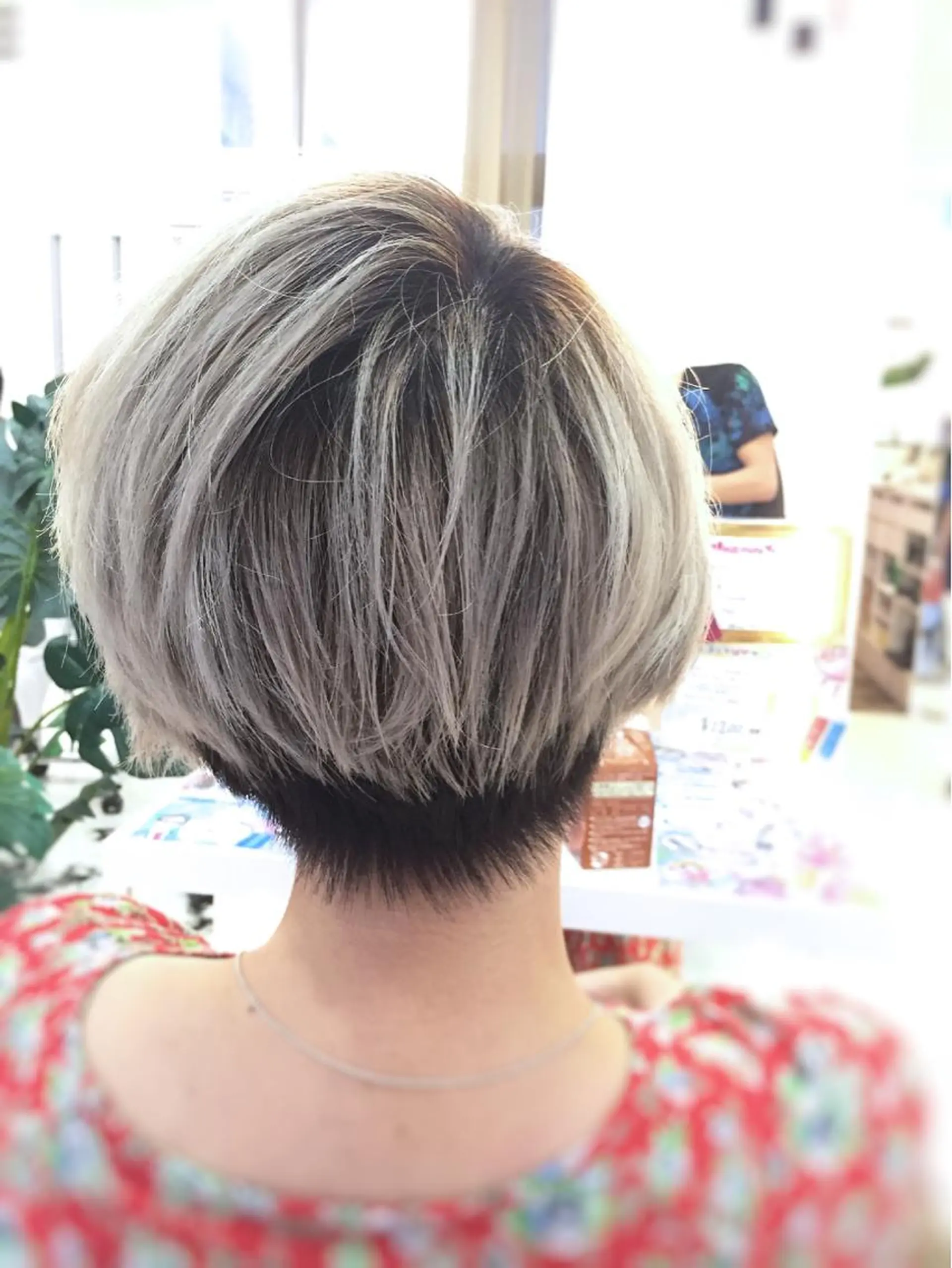 ショート カラー グラデーションカラー 松本 明日可のヘアスタイル