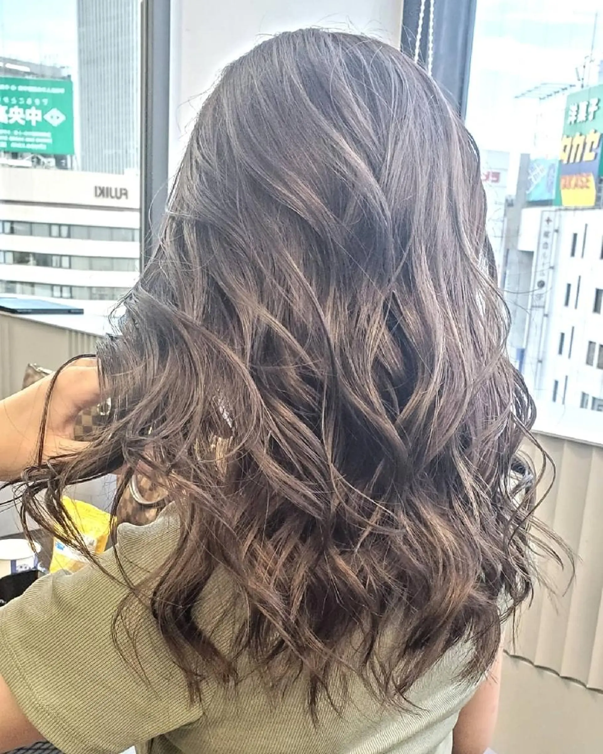 セミロング ハイライト ヘアカラー ✨本日空きあります✨ 遠田コウヘイ🌟のヘアスタイル