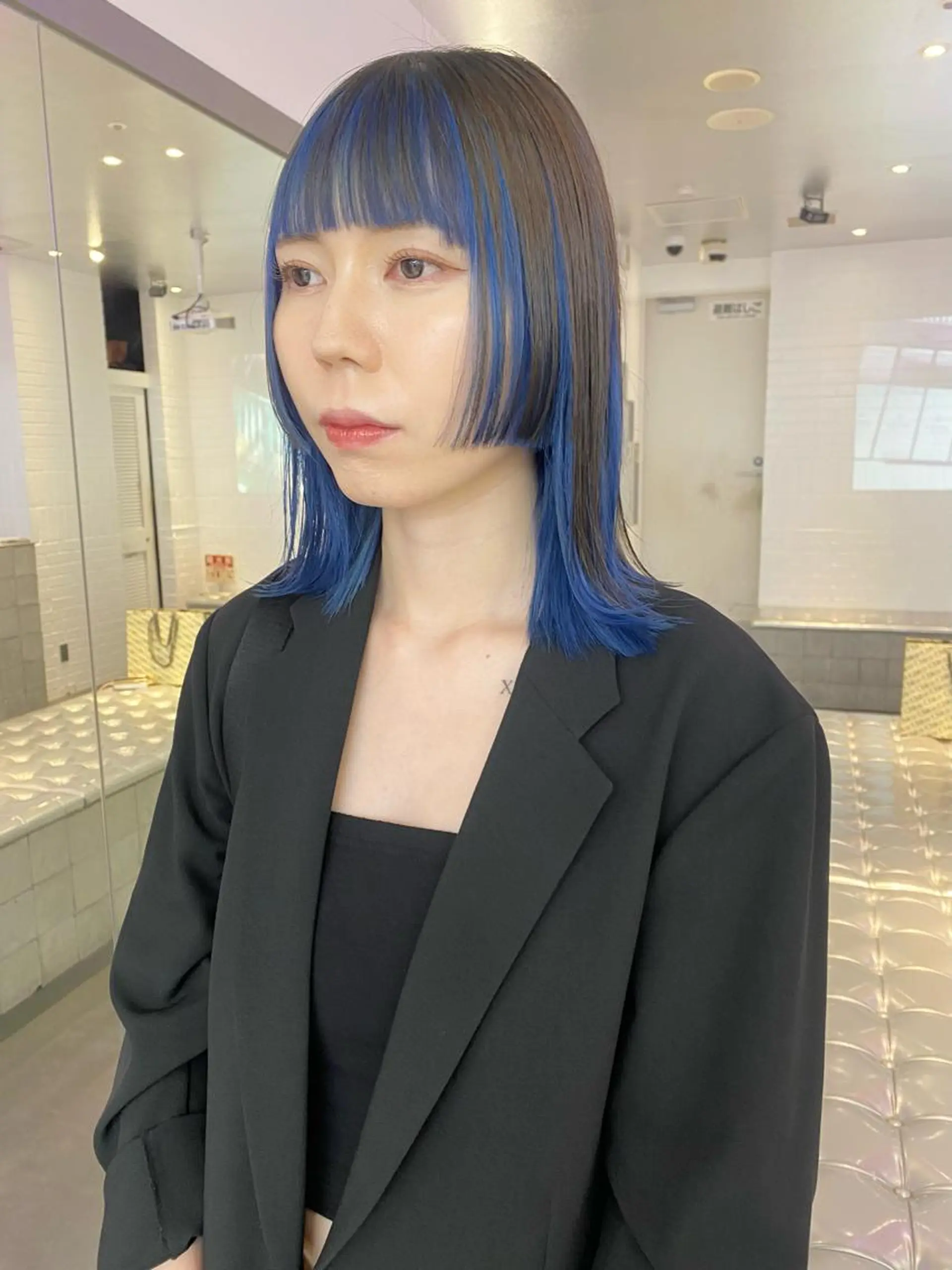 セミロング カラー ネイル デザインカラー インナーカラー カット ヘアカラー 🎨ハイトーン/ 切りっぱなし みつきのヘアスタイル