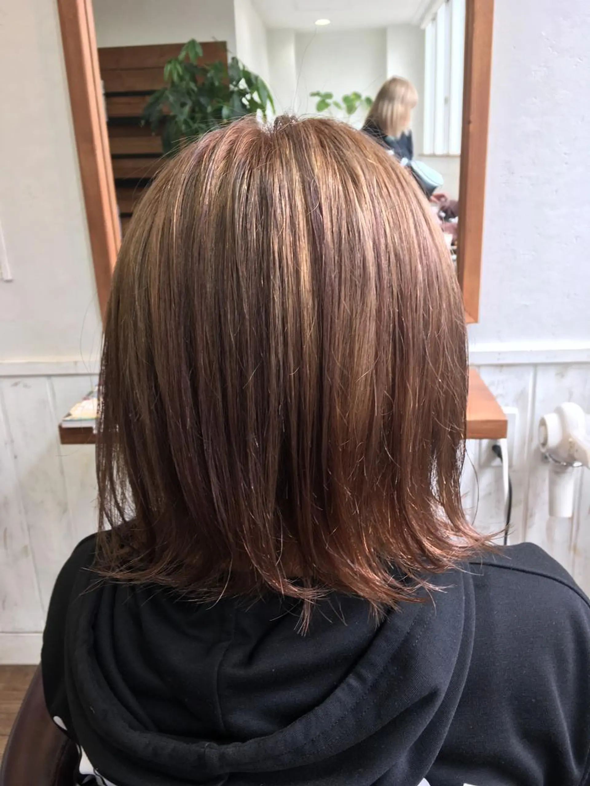 カラー ヘアカラー 塩崎 明菜のヘアスタイル