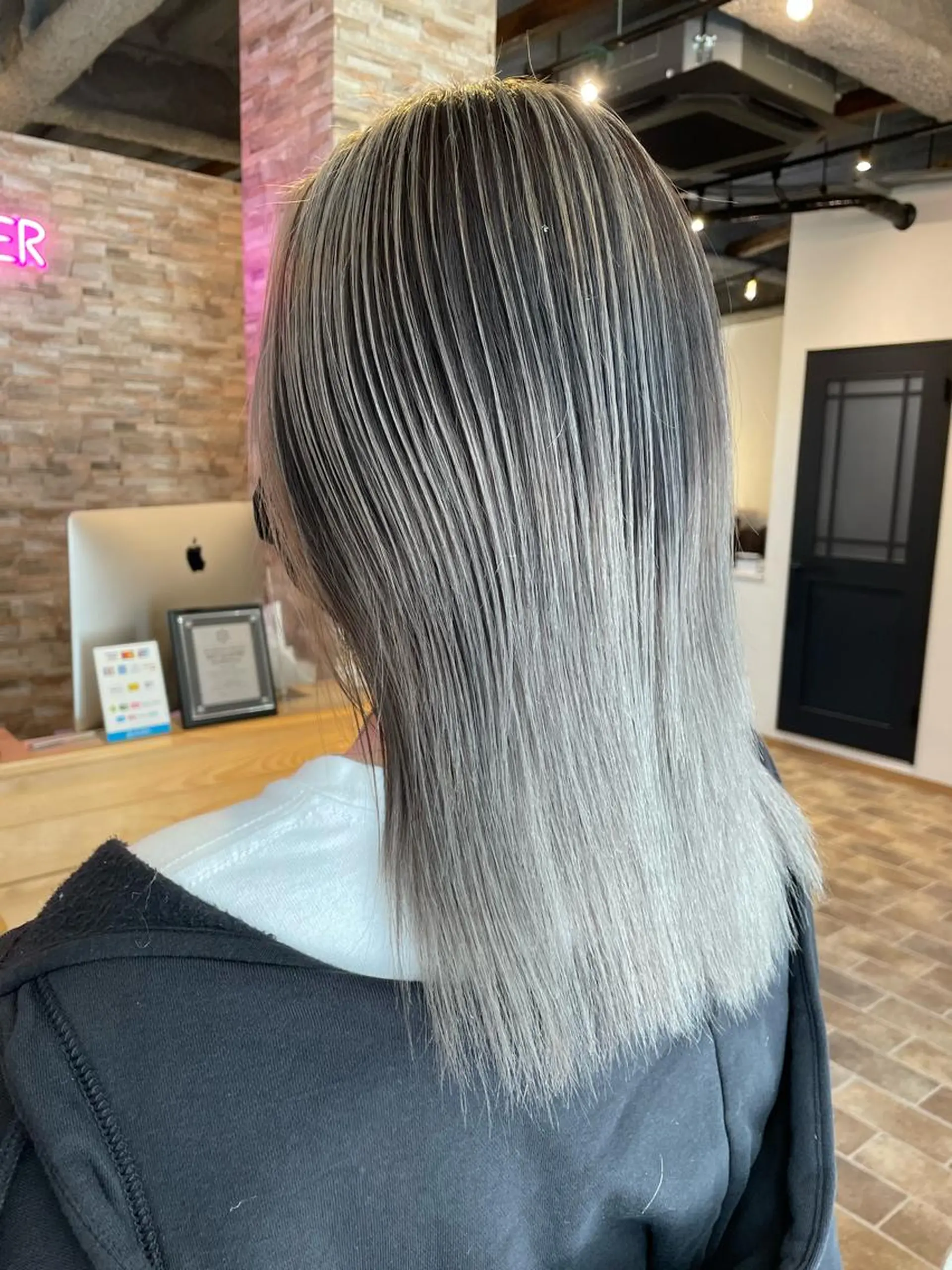 セミロング カラー バレイヤージュ シルバー レイヤーカット STAR RIVER所属・YUI/ ブリーチカラー🌷のヘアスタイル