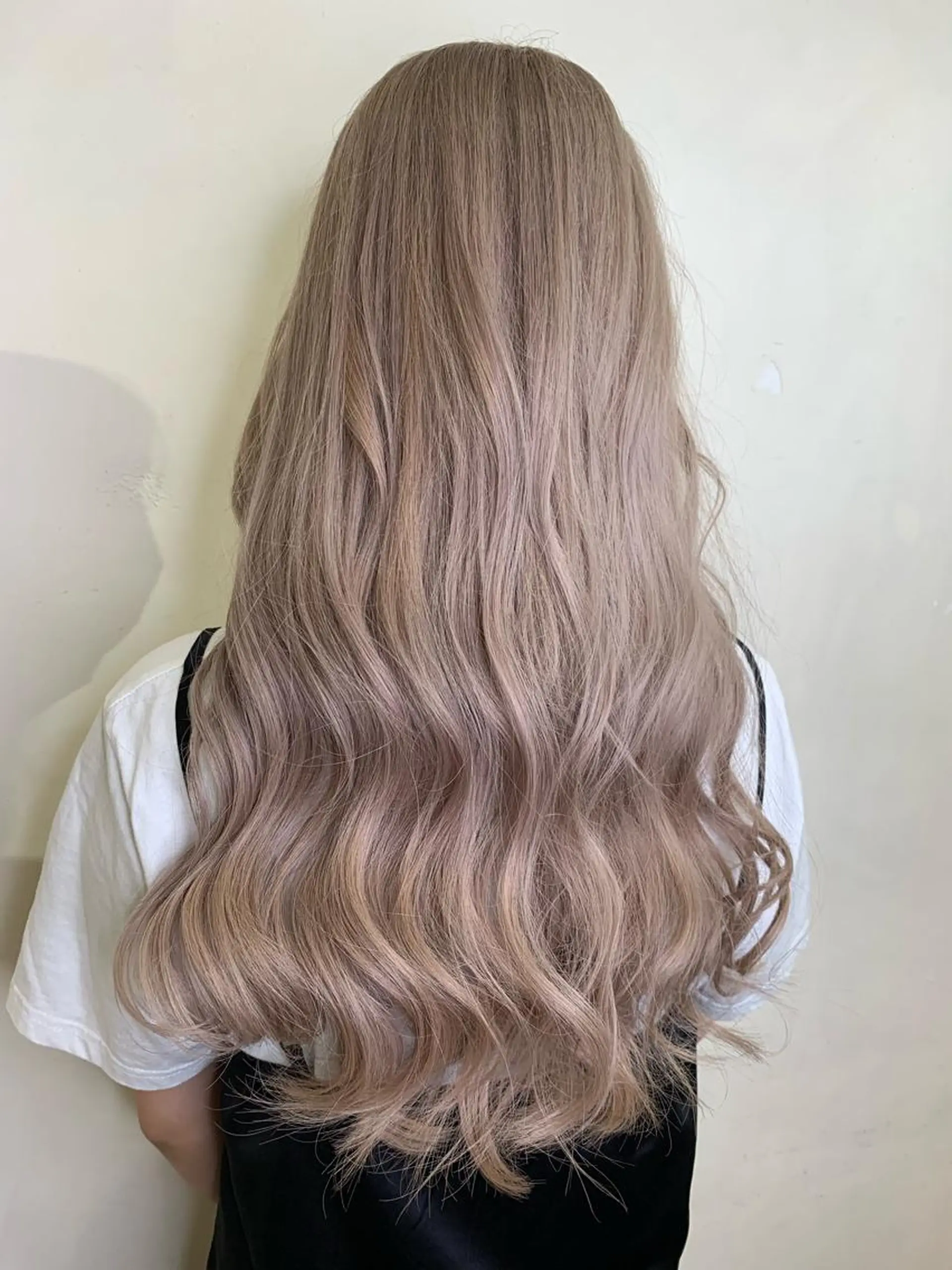 ロング カラー ベージュカラー ブリーチ 透明感カラー ホワイトベージュ ヘアカラー サロウィン千葉所属・サロウィン千葉店 Toshikiのヘアスタイル