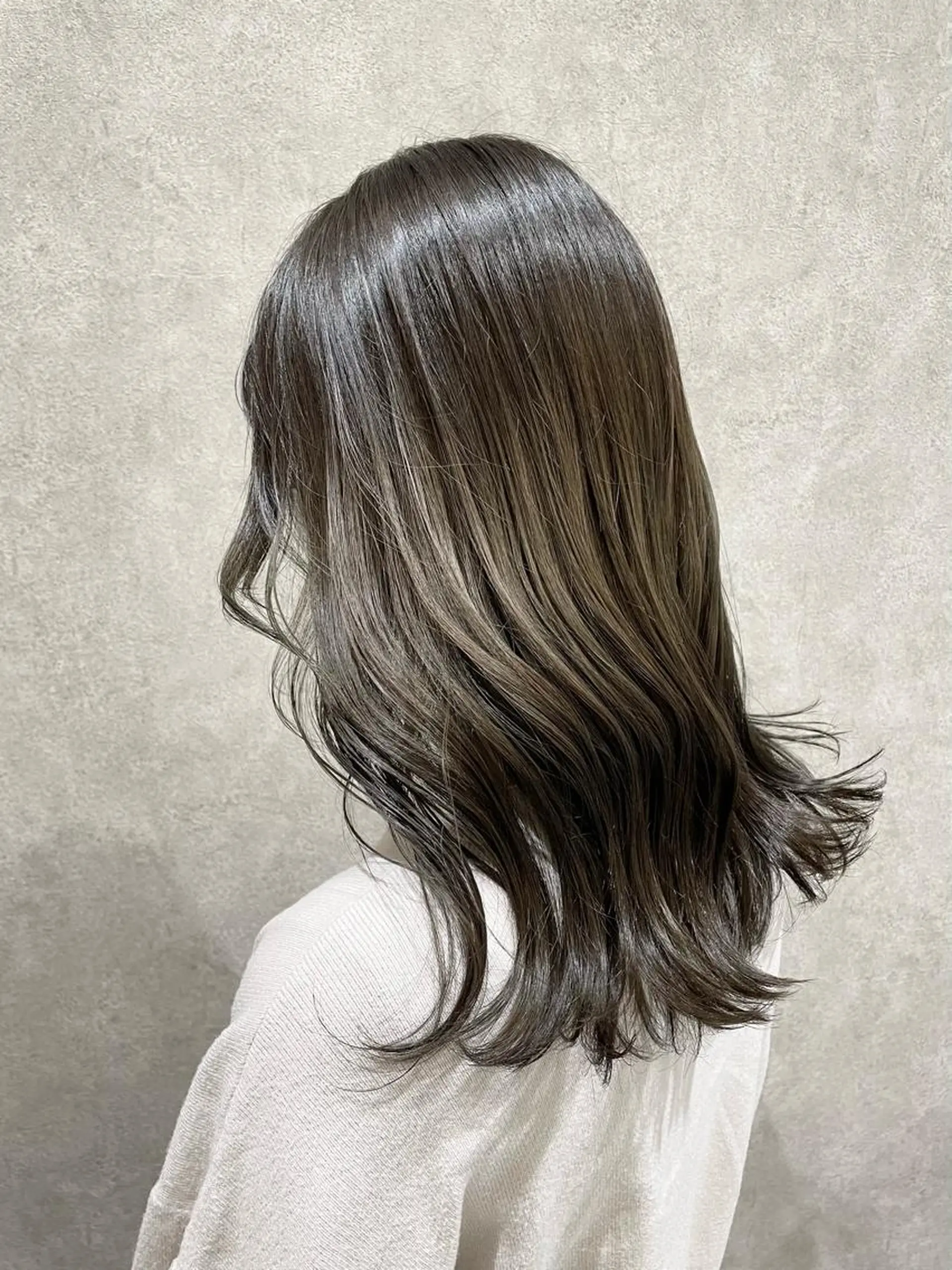 セミロング salowin銀座6丁目所属・20代後半〜30代 支持率◎Megumiのヘアスタイル
