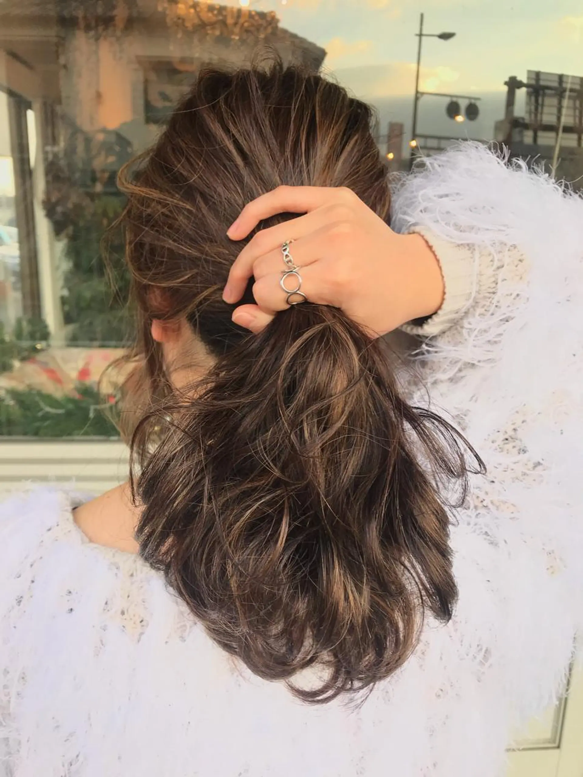 セミロング カラー ヘアアレンジ お団子ヘア 切りっぱなしボブ バレイヤージュ ブリーチ デザインカラー Mariana/ 鶴原-ハイライトのヘアスタイル