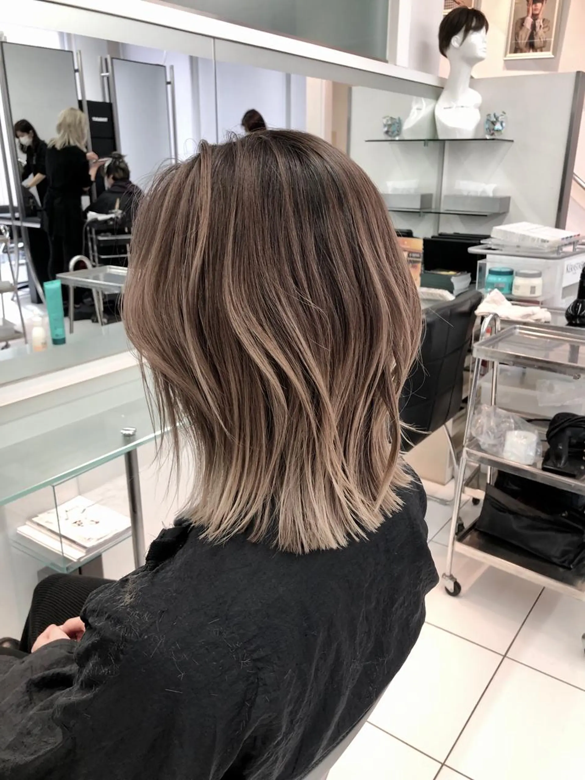 ミディアム 白髪ぼかしモデル募集 赤岡翔太のヘアスタイル