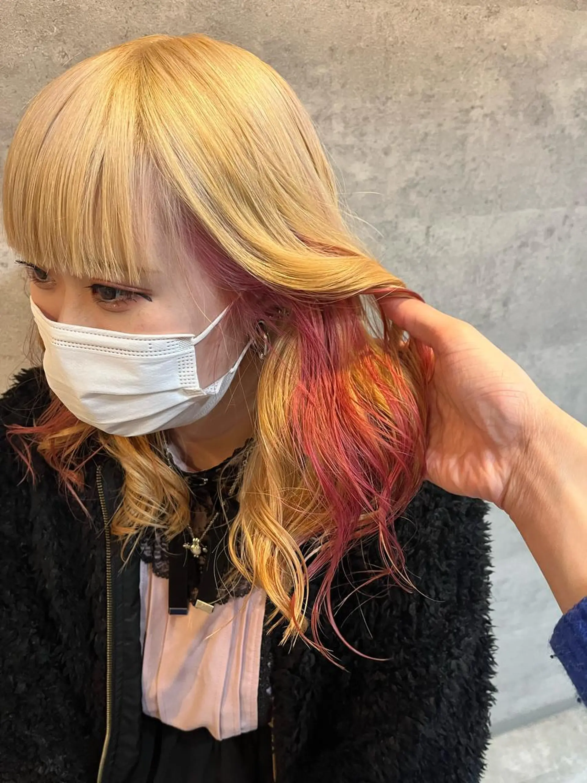 ミディアム カラー ブリーチ ブロンド ピンクカラー ホワイトピンク ホワイトブロンド ダブルカラー 新宿のヘアスタイル
