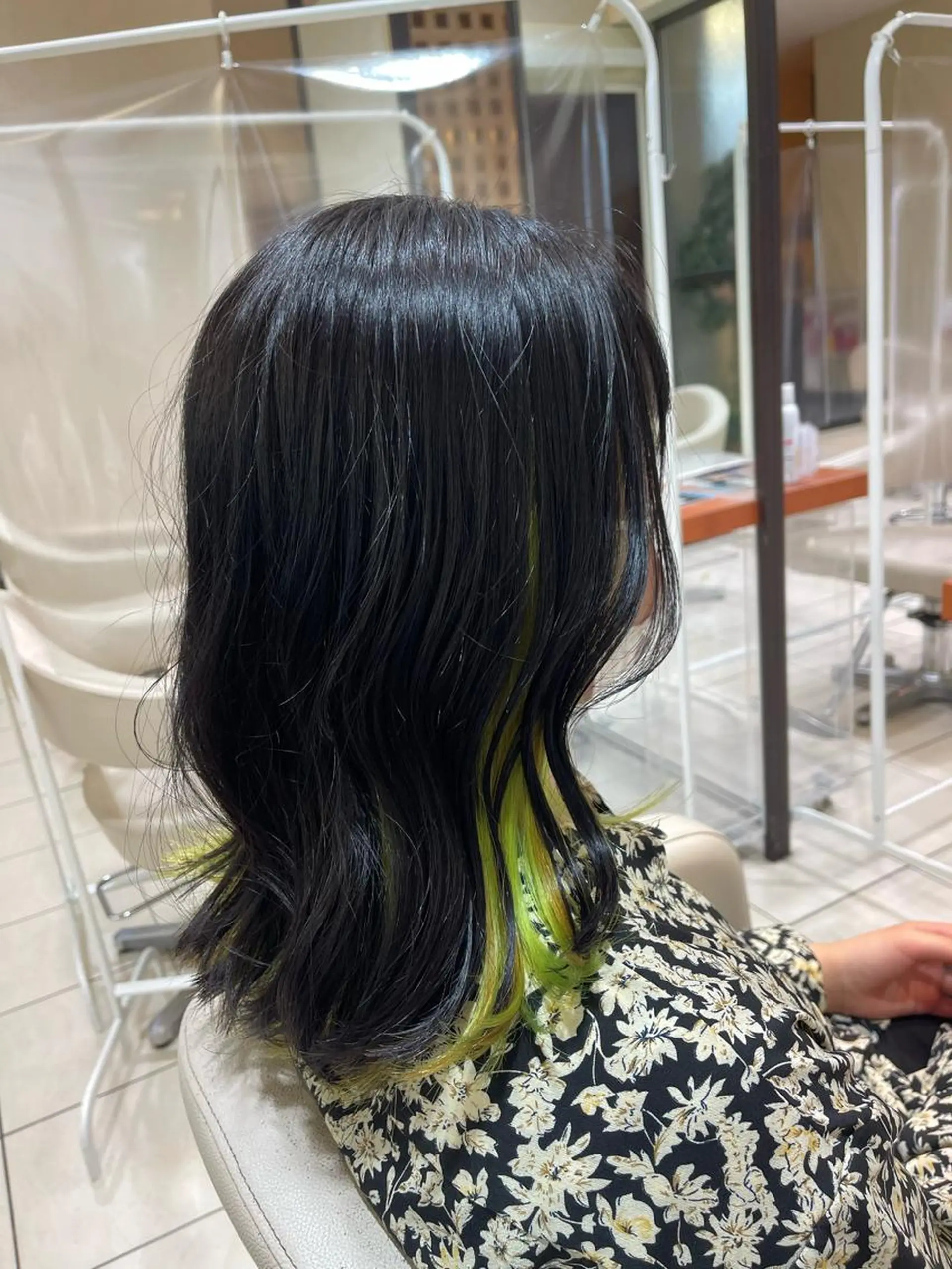 セミロング カラー 黒髪 ブルーカラー ブルーブラック カネヒラ リョウスケのヘアスタイル