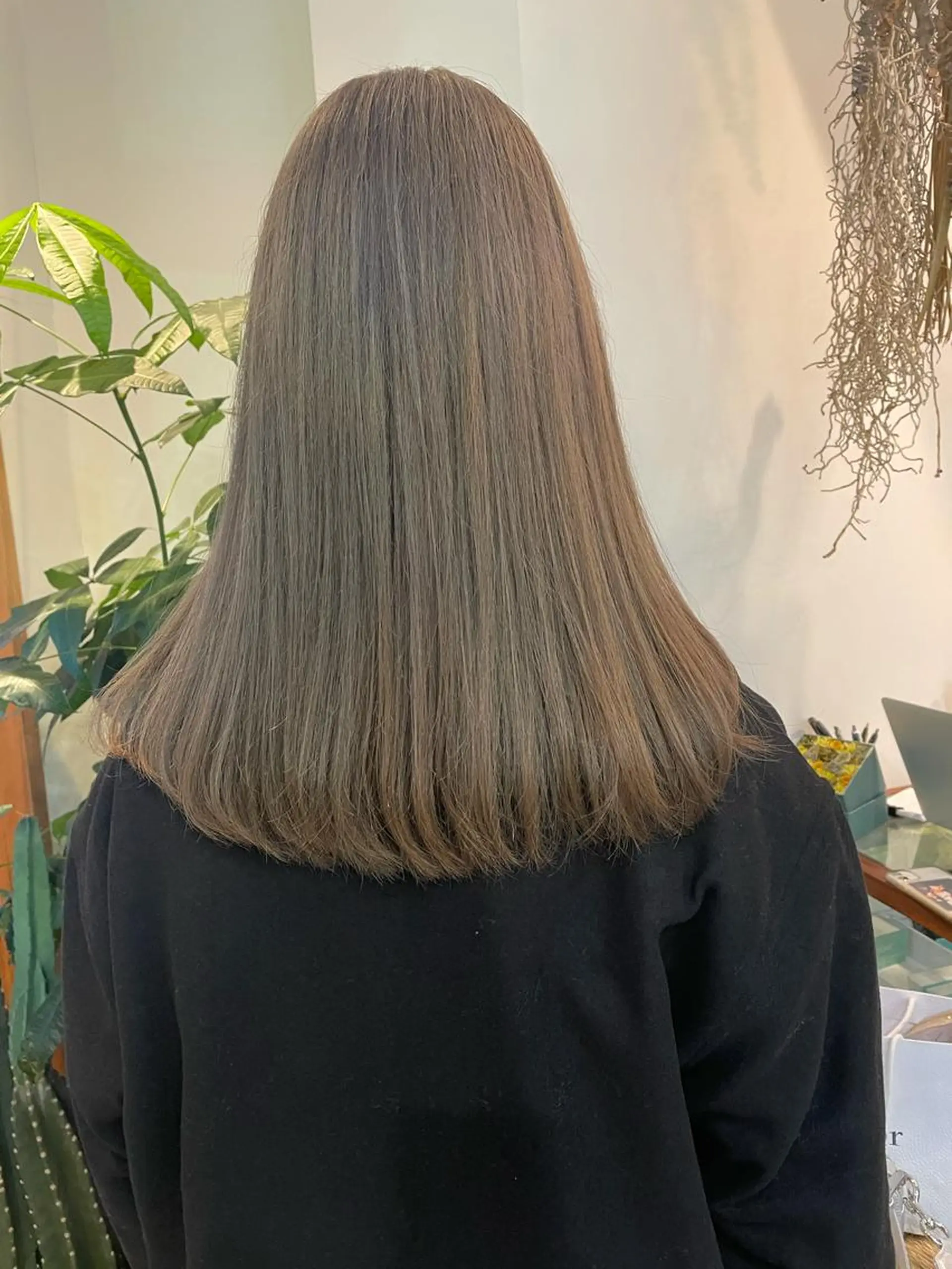 セミロング カラー アッシュ ブリーチ ミルクティーアッシュ ヘアカラー 中目黒🌼 🌼ハナのヘアスタイル