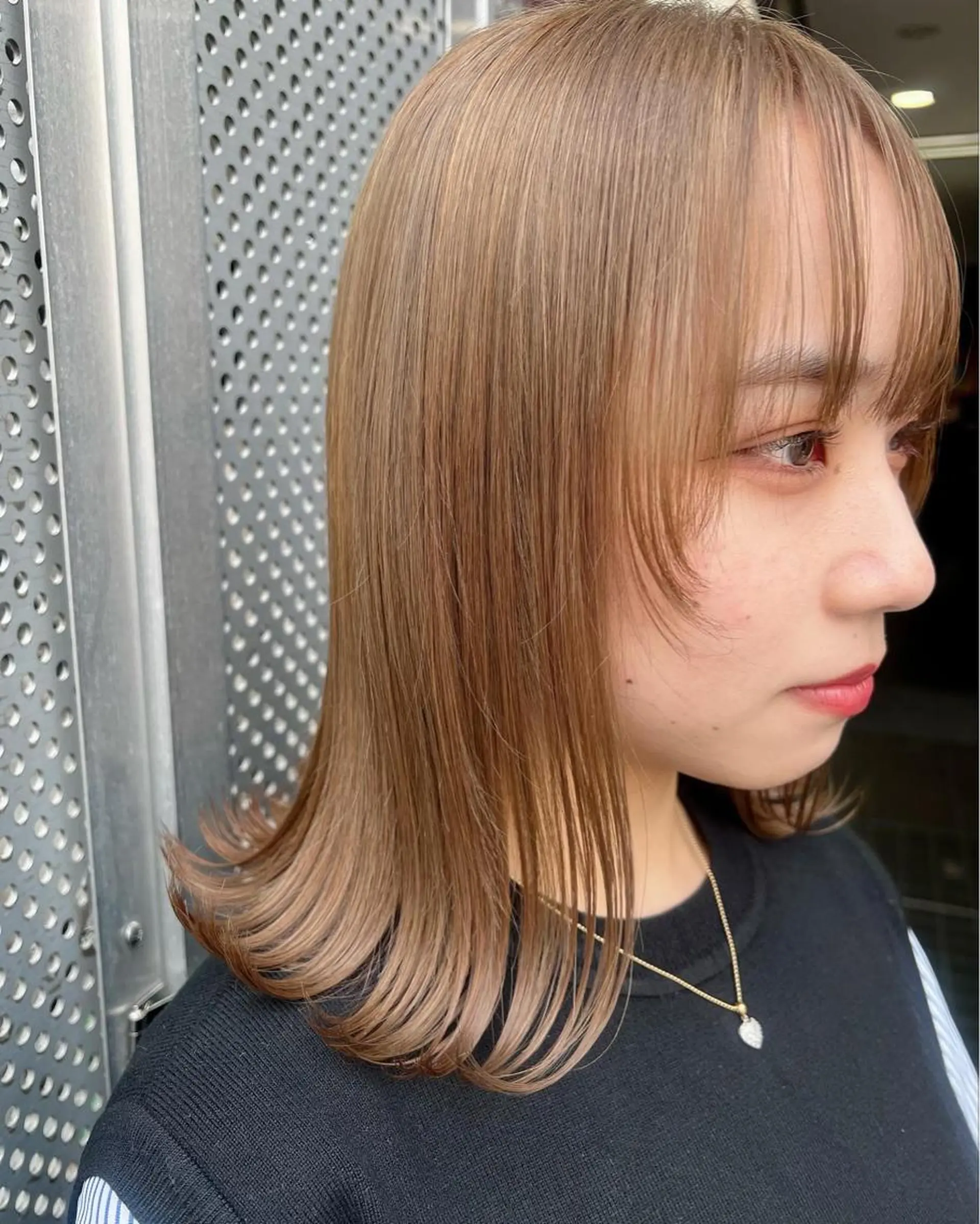 ミディアム カラー ベージュカラー ブリーチ ミルクティーベージュ モテ髪🌈細矢 森平のヘアスタイル