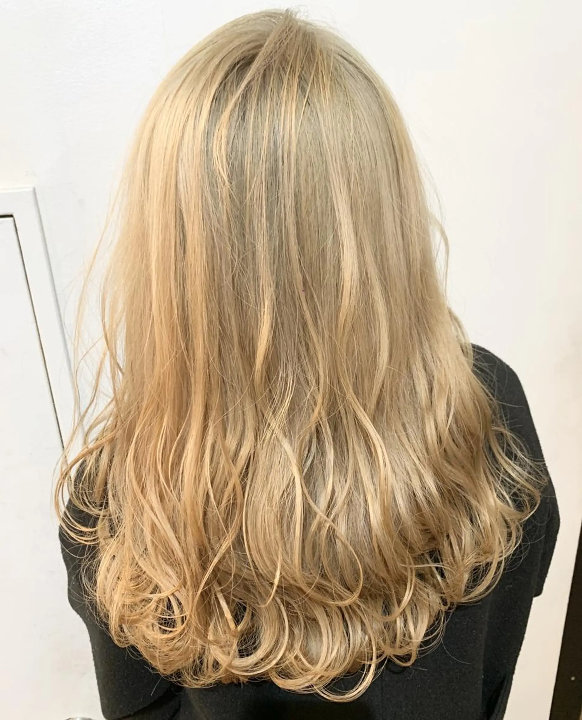 ロング カラー ブリーチ ブロンド ケアブリーチ 透明感カラー 一ノ瀬 暁のヘアスタイル