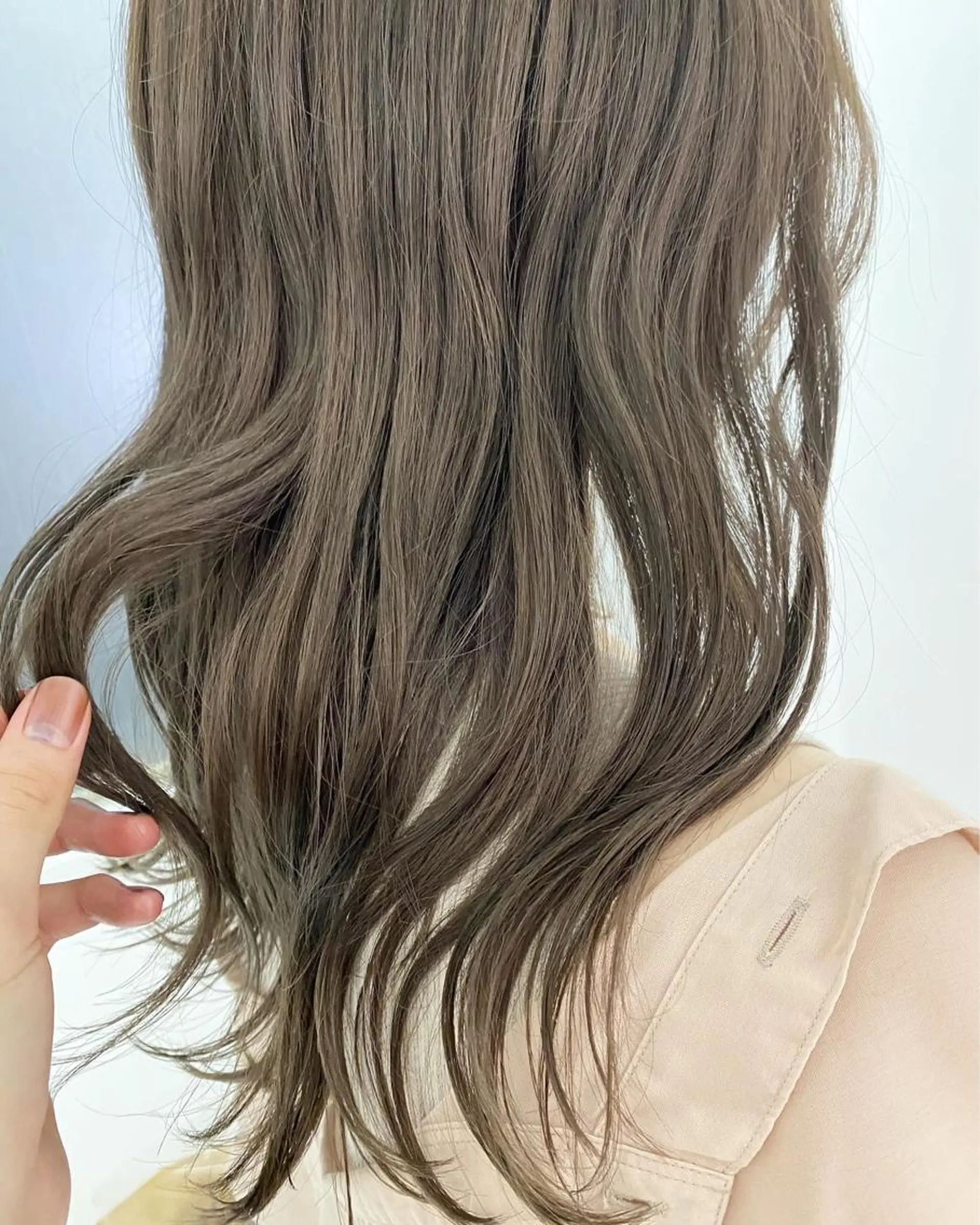 ロング カラー ベージュカラー ブリーチ 透明感カラー ミルクティーベージュ VANCY所属・uchida daikiのヘアスタイル