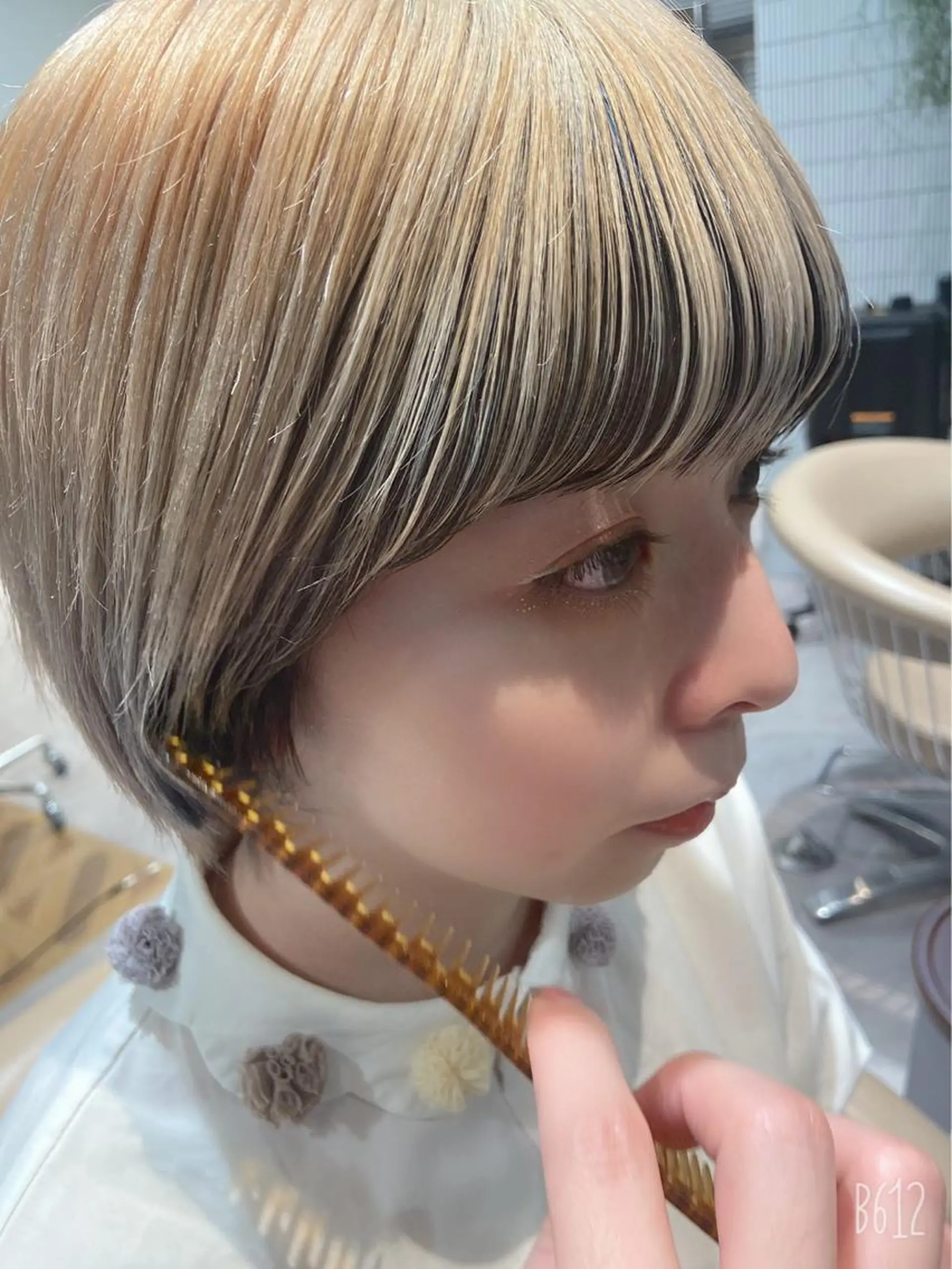ショート カラー ミストバング 抜きっぱなしブロンド  フェイスフレーミング ブラウンベージュ/ レイヤー　yuukiのヘアスタイル