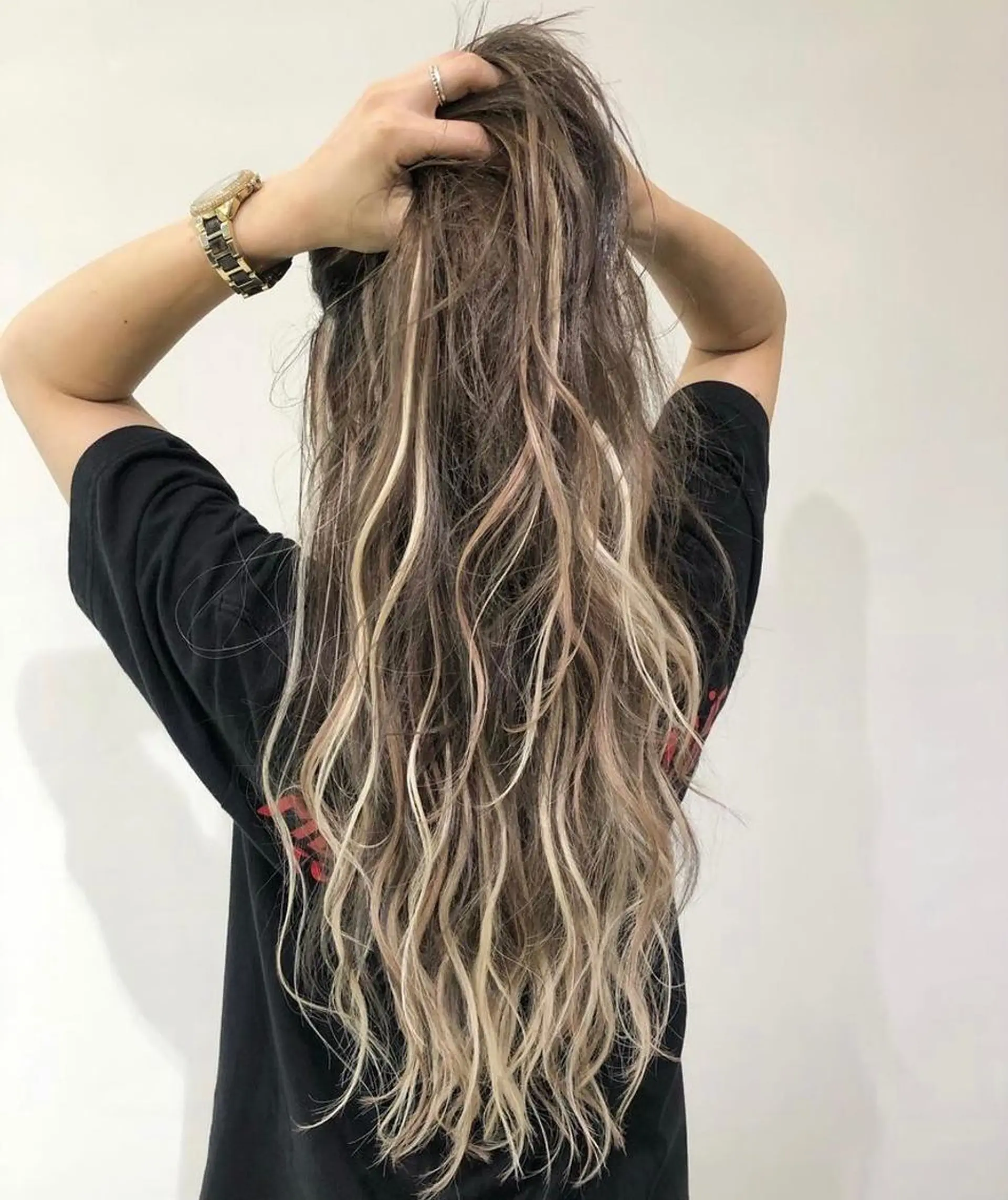 ロング エクステ ハイライト B.Chance所属・大友 琴羽のヘアスタイル