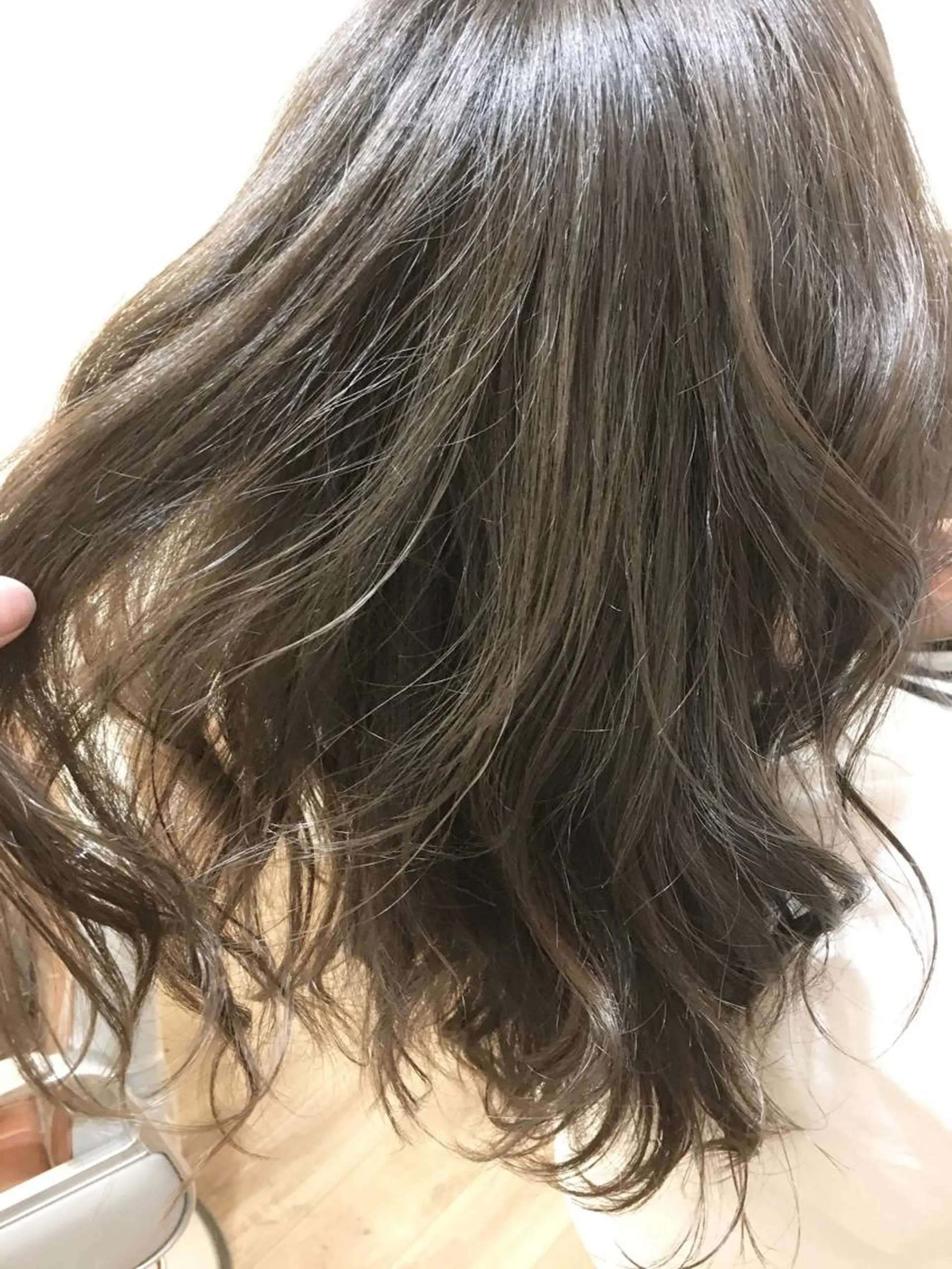セミロング カラー グレージュ ハイライトカラー カーキグレージュ 3Dハイライト ハイライト ブリーチ無しカラー 👑店長　平松　由のヘアスタイル