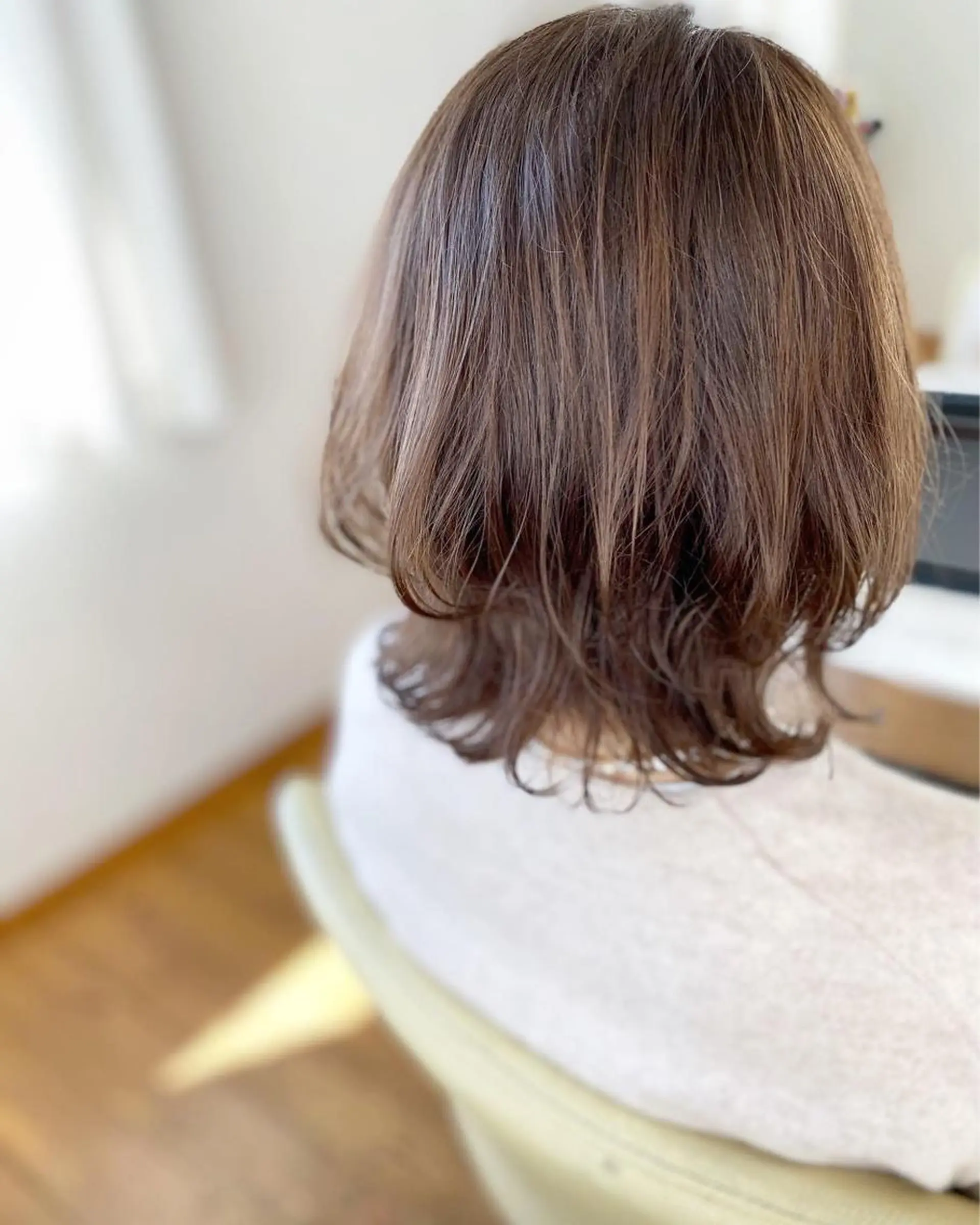 ミディアム カラー ミディアムパーマ ベージュカラー レイヤーカット 荒木 ひろかのヘアスタイル