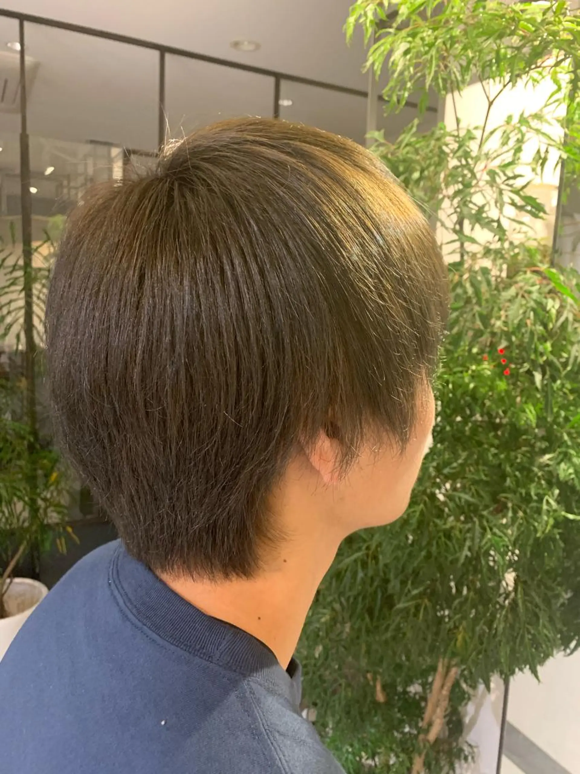 ショート カラー メンズ メンズブリーチ メンズハイライト ブリーチ 透明感カラー ダークグレー 鈴木 真司のヘアスタイル