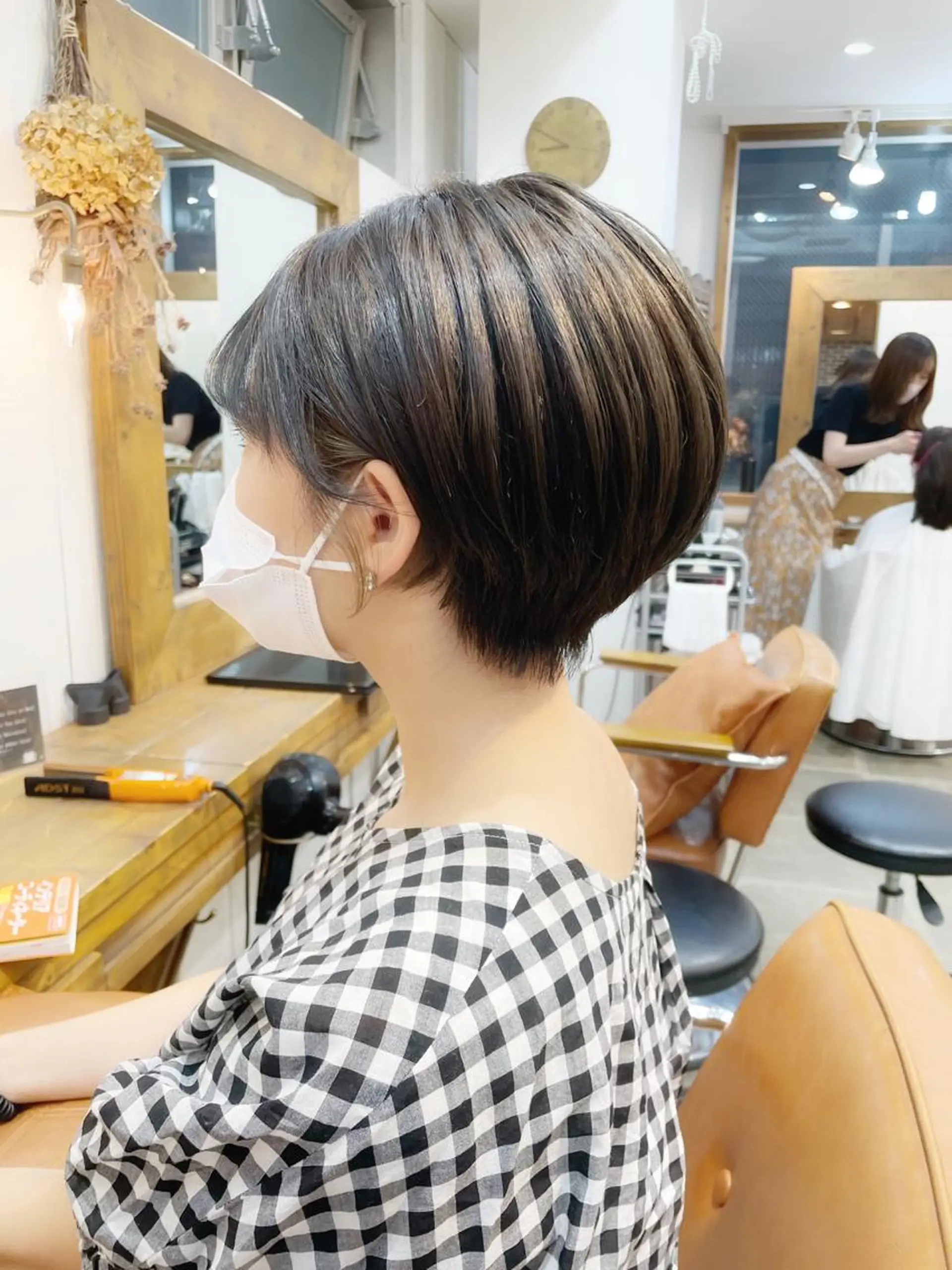 ショート カラー ショートレイヤー 丸みショート グラデーションカラー くびれヘア くせ毛 newline銀座所属・銀座ショート/ 大人ショート/金子涼のヘアスタイル