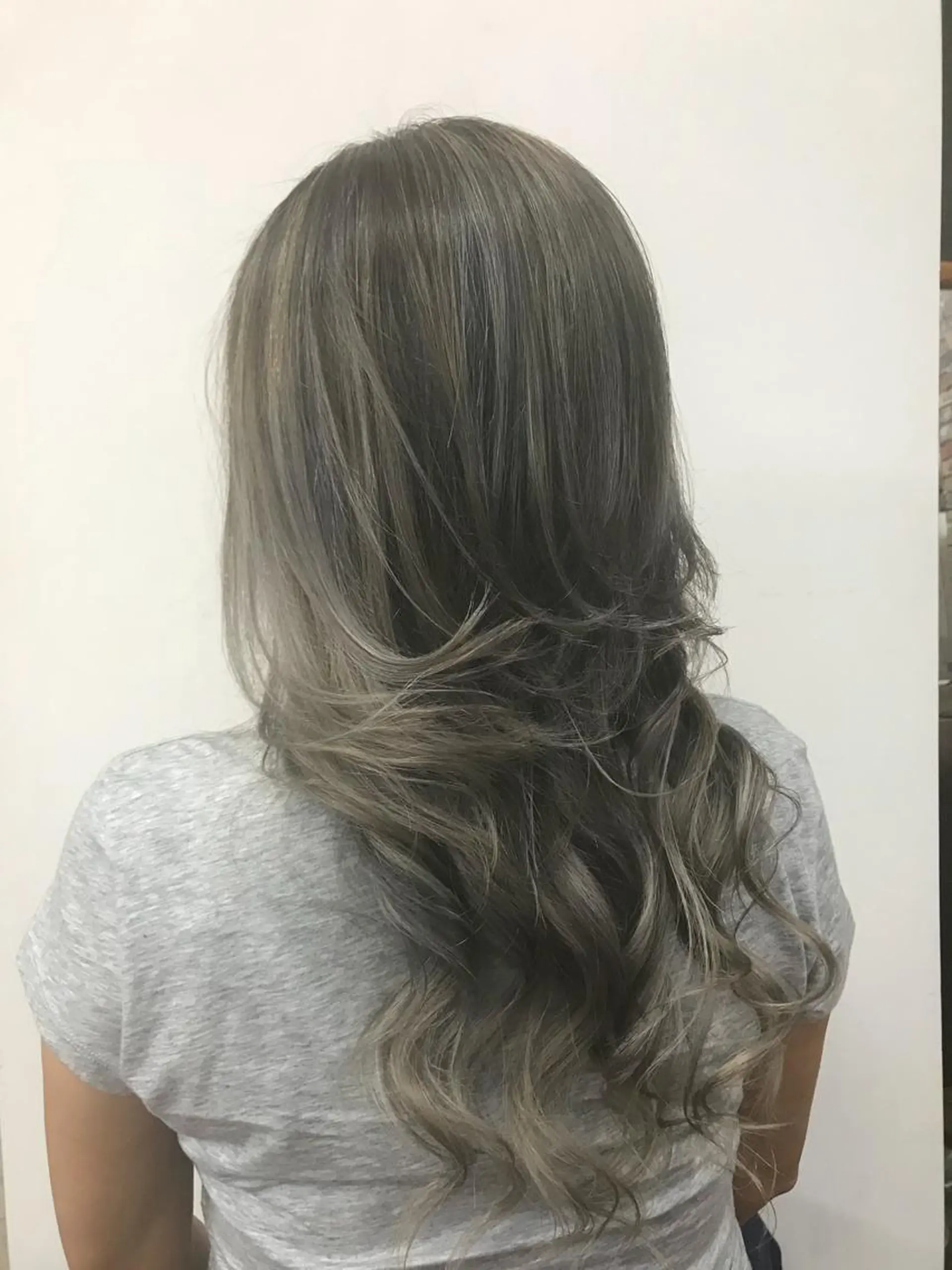 セミロング カラー グラデーションカラー シルバー LOHAS 関根真由美のヘアスタイル