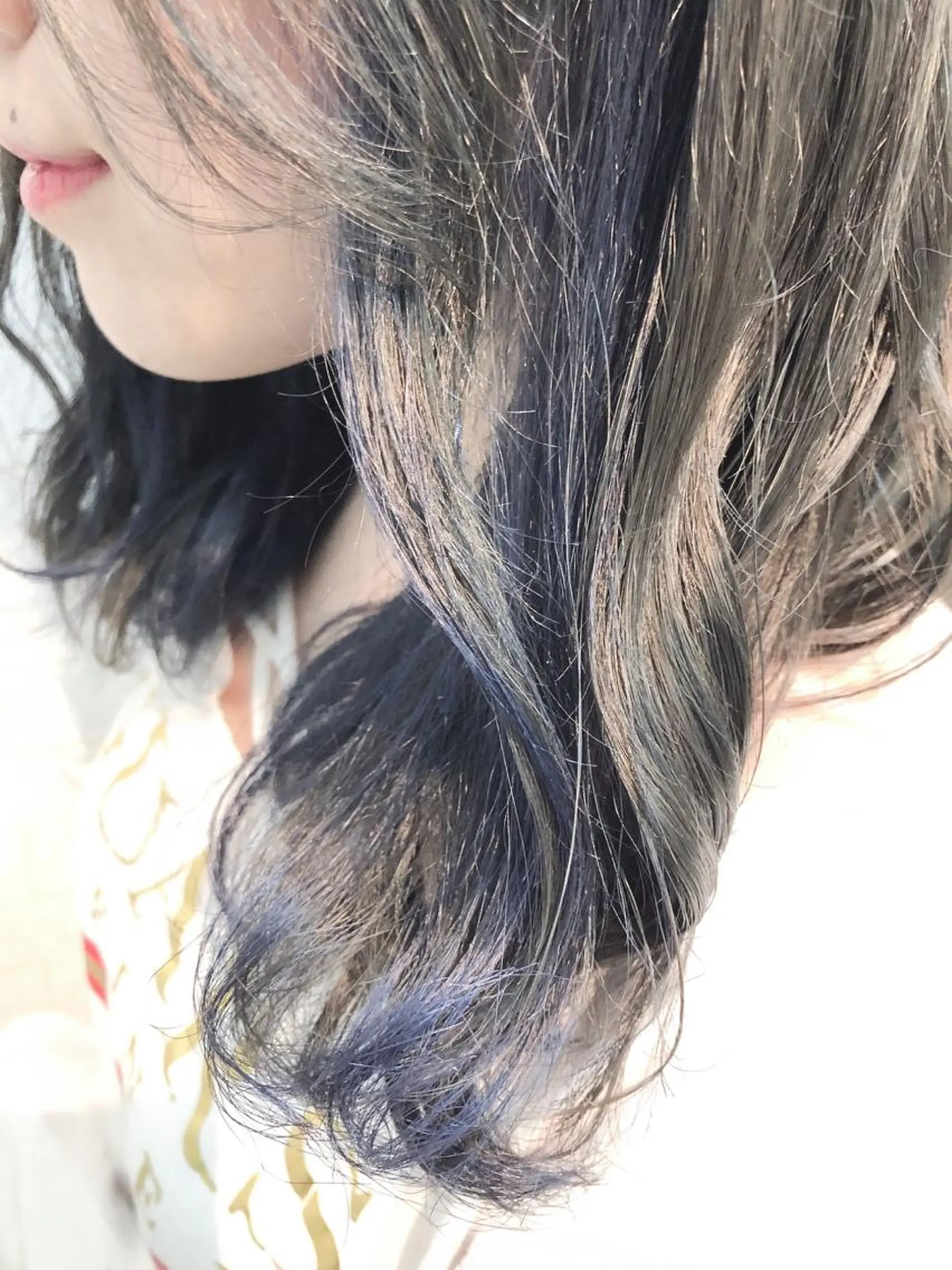 ミディアム カラー ブルーカラー グレージュ インナーカラー 小森 拓哉のヘアスタイル