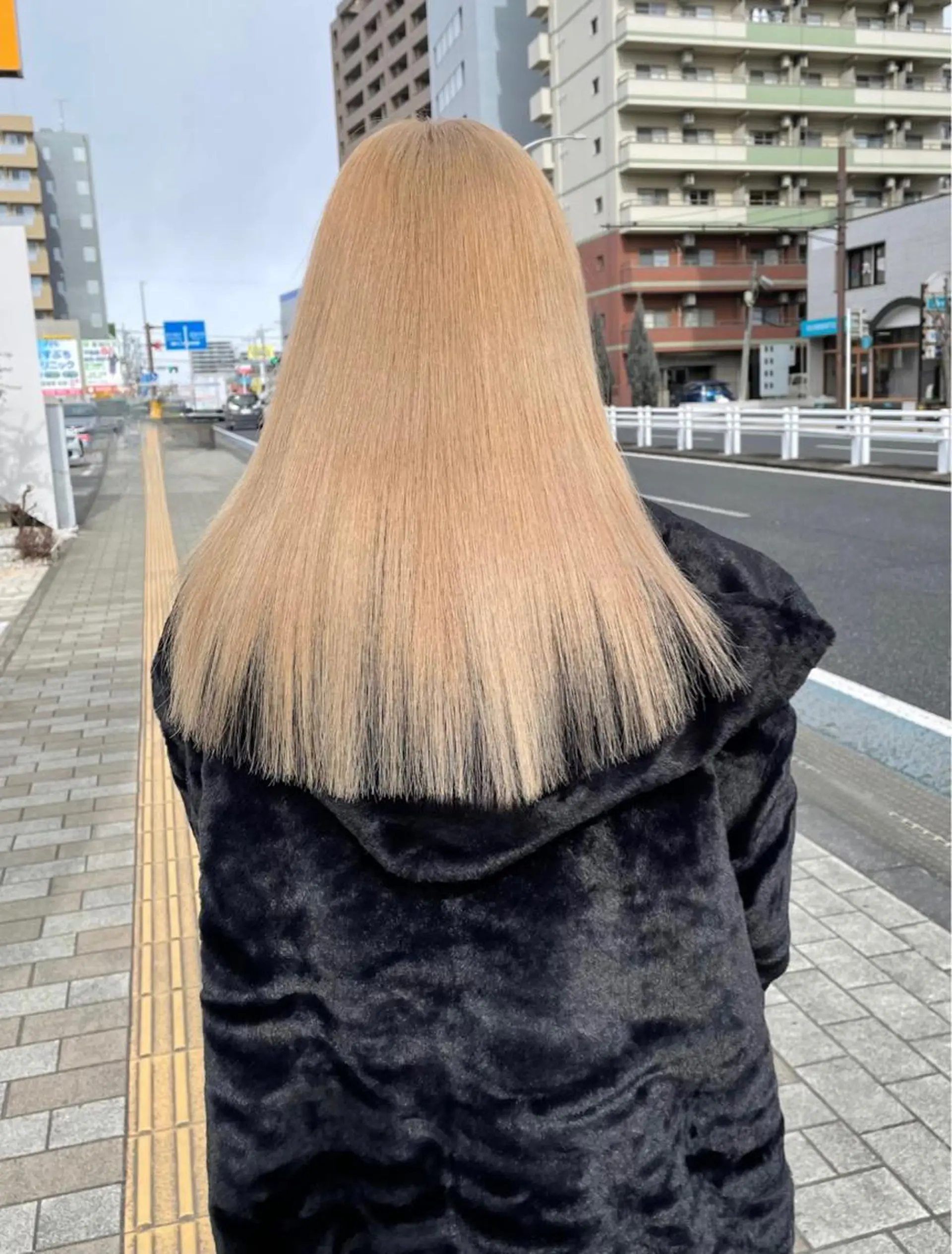 ロング カラー ベージュカラー ホワイトベージュ ヘアカラー ウルフ／レイヤー shiono𐙚のヘアスタイル