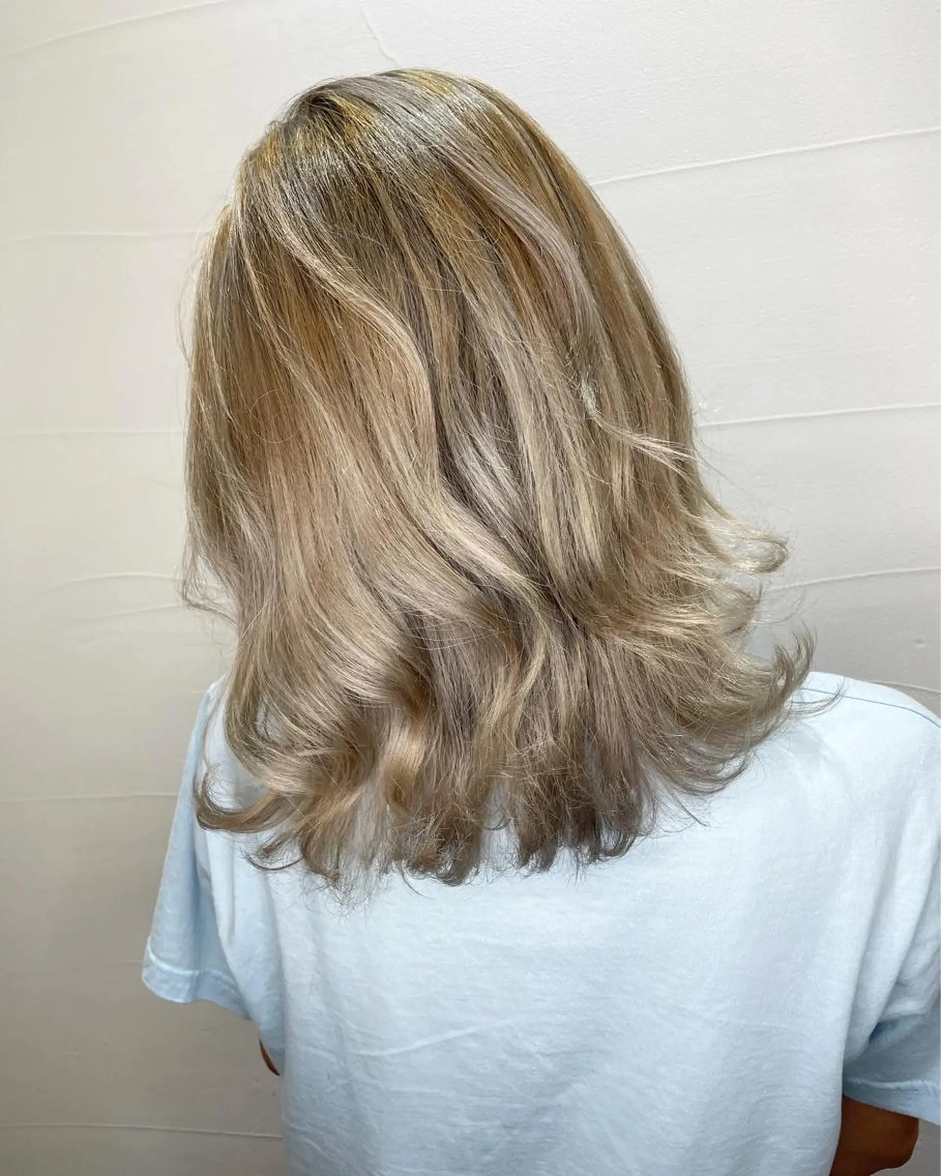 セミロング カラー ハイトーンカラー シルバー ヘアカラー トリートメント バレイヤージュカラー 特化美容師✨星皓太のヘアスタイル