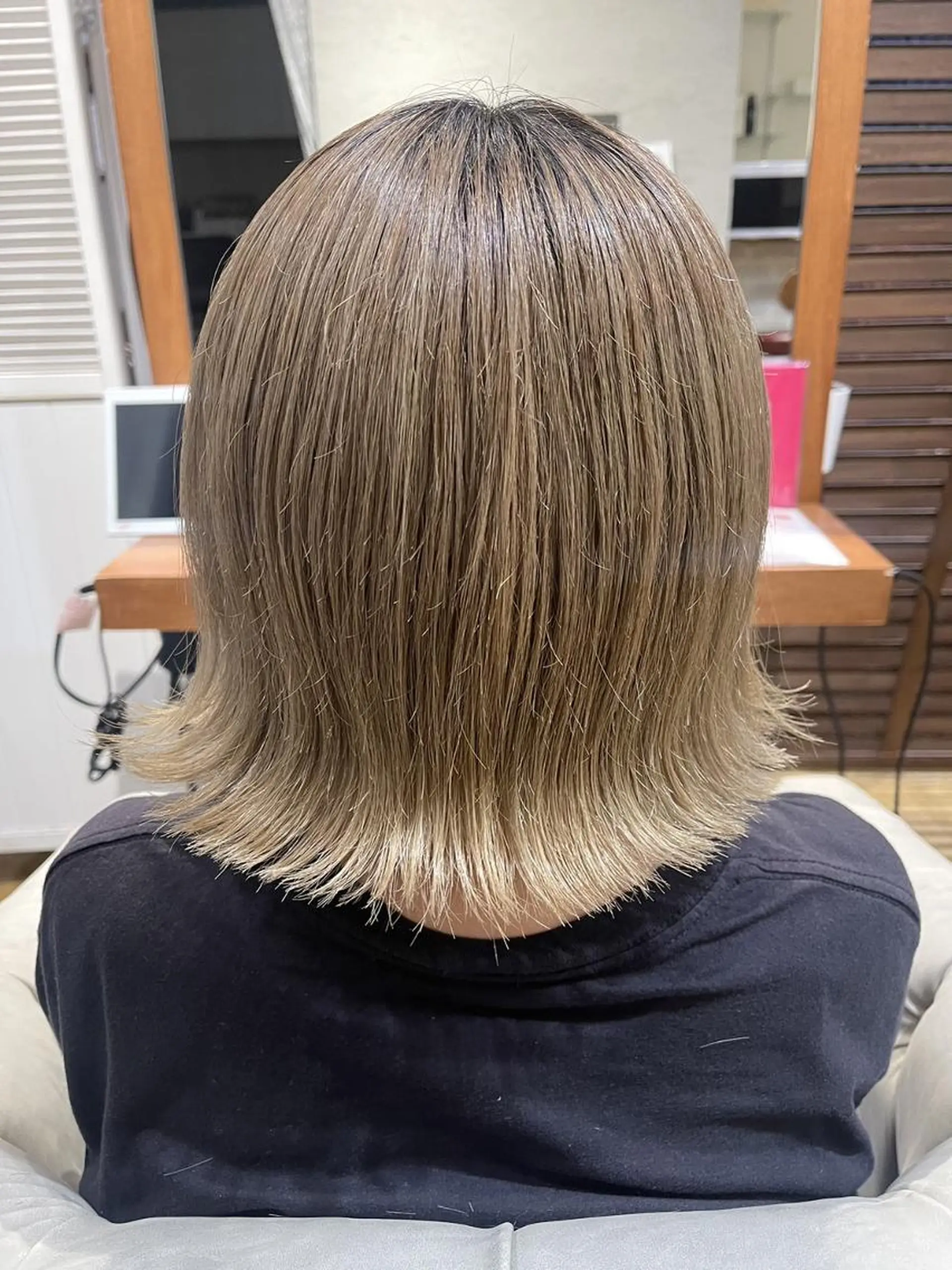 ミディアム アティリー 西梅田のヘアスタイル