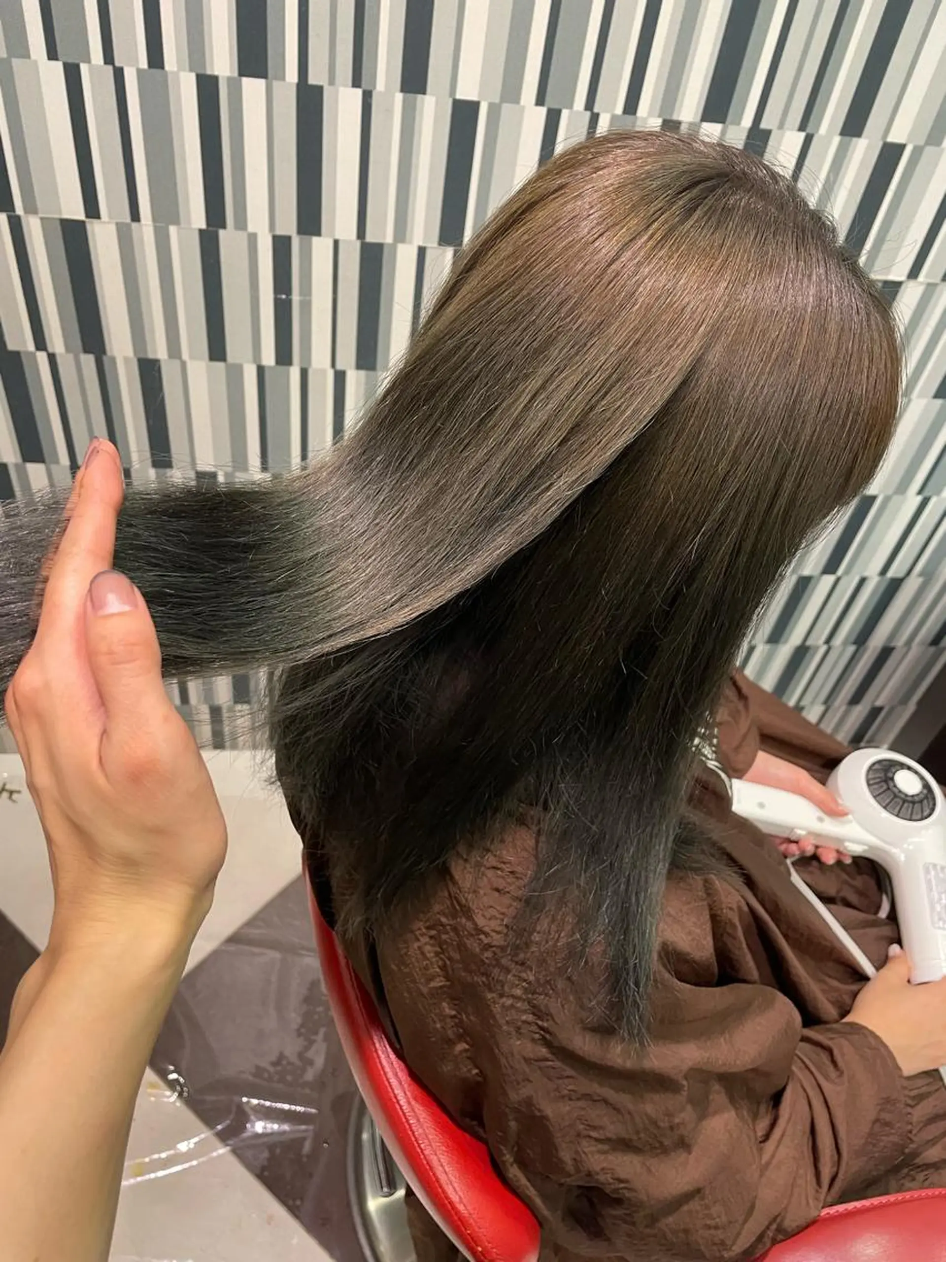 ロング カラー ブリーチ ブラウンカラー グラデーションカラー カット ヘアカラー 佐々木 麻純のヘアスタイル